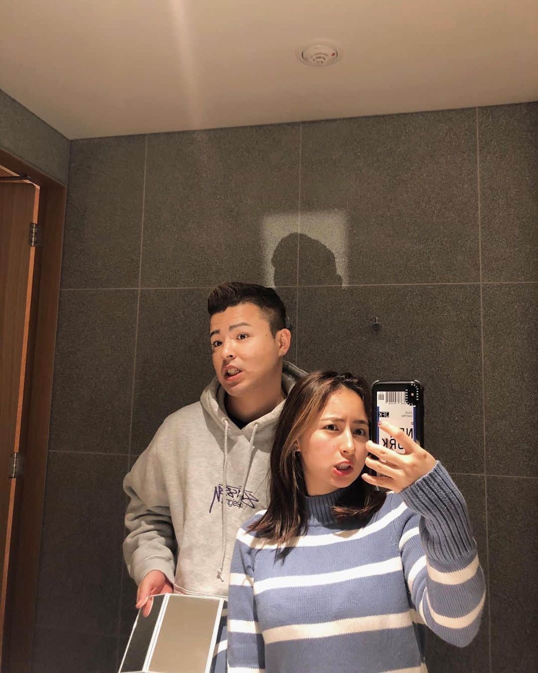 Julia Castroさんのインスタグラム写真 - (Julia CastroInstagram)「最近、最高にハッピーな事ばかりなんだ。 幸せな気持ち☺️ 早く皆んなにもシェアしたい。 . #JULIDY #couple #relatinship #boyfriend #girlfriend #selfie #mirrorselfie  #mirror #hotel #tokyo #japan #simple #fashion #鏡 #セルフィー #カップル #写真 #ファッション #服 #シンプル #ホテル #シンプルコーデ #なぜか鏡で反射させる彼氏 #眩しいですやめてください」2月25日 21時59分 - julia.c.0209