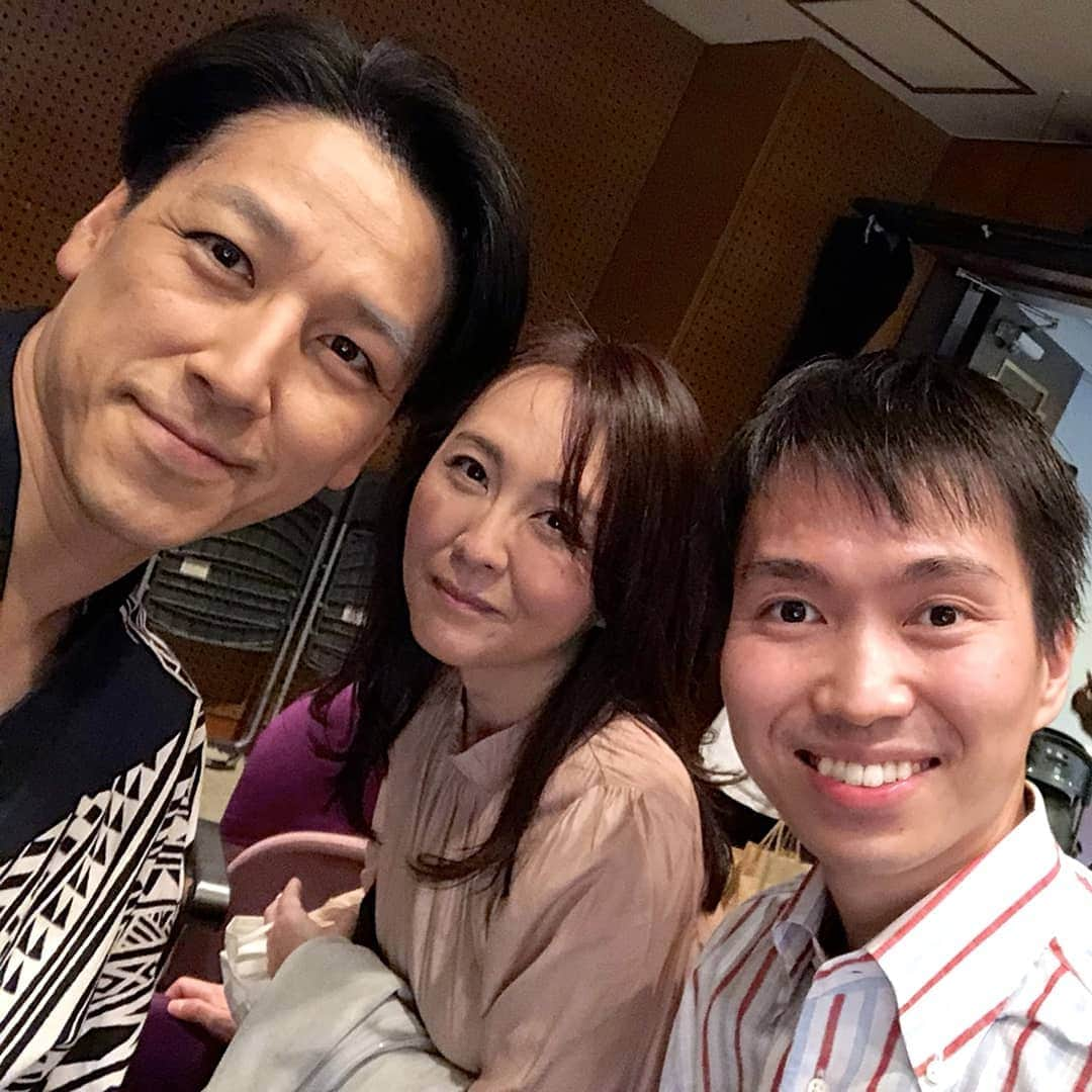 古村勇人さんのインスタグラム写真 - (古村勇人Instagram)「我らが座長・和泉元彌さんが2.5次元の舞台に初出演！というわけで、こちらも初めての築地本願寺で初めて2.5次元の世界に足を踏み入れてきました。  まるでアニメを見ているかのような舞台でも、元彌さんの心に響く台詞回しと所作の美しさ。おまけに、本家本元の「そろりそろり」に会場は爆笑の渦に包まれます。累計部数550万部の大ヒット小説『少年陰陽師』の舞台版は3月1日（日）まで絶賛上演中です！  #古村勇人 #和泉元彌 #本多真弓 #座長 #25次元 #舞台 #出演 #築地本願寺 #本願寺 #築地本願寺ブディストホール #ブディストホール #アニメ #台詞 #所作 #本家本元 #そろりそろり #チョコレートプラネット #チョコプラ長田 #ものまね #爆笑 #ベストセラー #小説 #少年陰陽師 #結城光流 #陰陽師 #大伴家持 #剣に歌に夢が翔ぶ #万葉集 #築地 #東京」2月25日 22時00分 - hayato.furumura