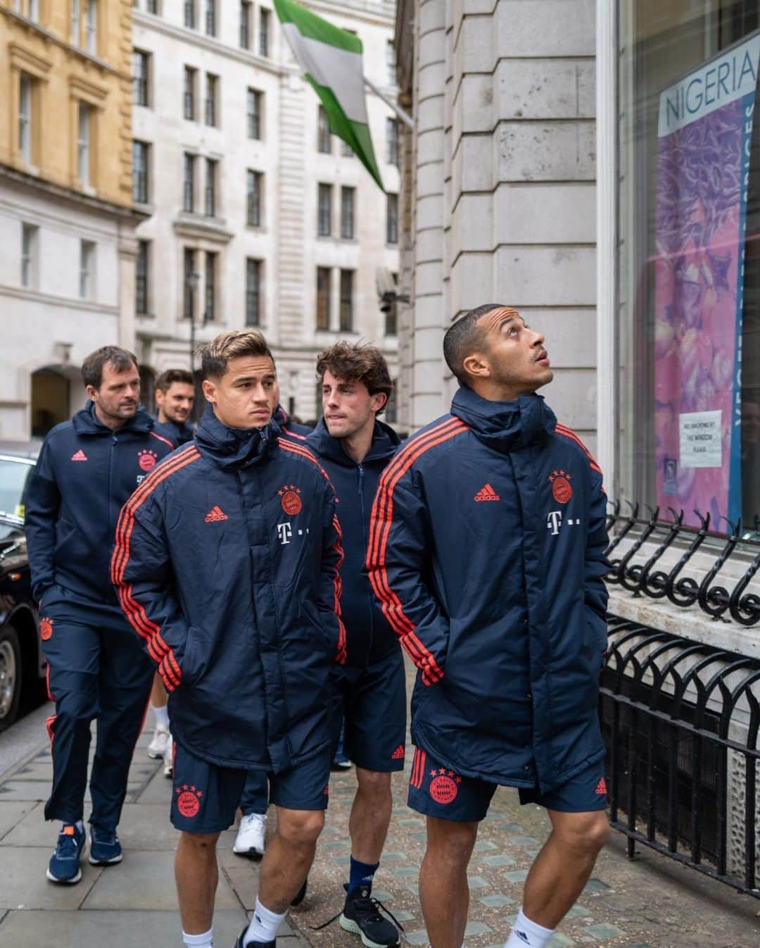 バイエルン・ミュンヘンさんのインスタグラム写真 - (バイエルン・ミュンヘンInstagram)「To the streets of London 🇬🇧🚶‍♂️ #CFCFCB」2月25日 22時00分 - fcbayern