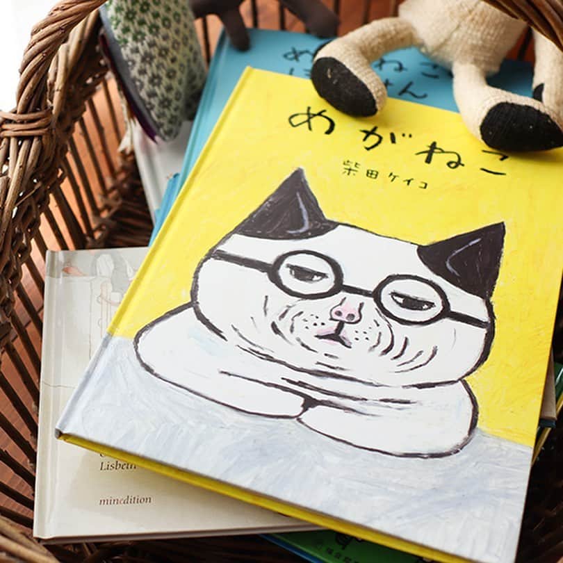 のインスタグラム：「【えりすぐり手紙舎新商品：世界中のめがねさんに捧げたい絵本】 えりすぐり手紙舎、本日5つめの商品が入荷です。今や手紙社を代表するキャラクターとなった「めがねこ」。絵本作家としての柴田ケイコさんの記念すべき第1作目を、柴田さんと二人三脚で作り上げた編集者・柿本康治さんから、柴田さんへの素敵なラブレターが届きました。 . なんとえりすぐり手紙舎では、絵本『めがねこ』と『めがねこのぼうけん』の全ページを読むことができます！　世界中のめがねさん、そして「めがねこを目にしたことはあるけど、実は絵本は読んだことがない……」という方。いえ、どちらにも当てはまらない方でももちろん大丈夫です。とにかく手元にまだ『めがねこ』がない方は、ぜひ一度読んでみてください。不細工で無愛想なおじさんみたいなめがねこが、きっと愛おしくなるはずです。そして「めがねって、かっこいい！」「この世界に、めがねがあってよかった！」なんて、ご自分のめがねも一緒に愛していただけたら、とっても嬉しいです。 . （めがねこがいろんな形になってみなさんの暮らしにクスッとした笑顔を届けてくれる、めがねこグッズもたくさんありますよ） . 詳しくは▶︎ストーリー「えりすぐり手紙舎」のリンクへ . #えりすぐり手紙舎#手紙社#手紙舎#Tegamisha#手紙社オンラインショップ #オンラインショップ#柴田ケイコ#めがねこ #めがねこのぼうけん #めがね」