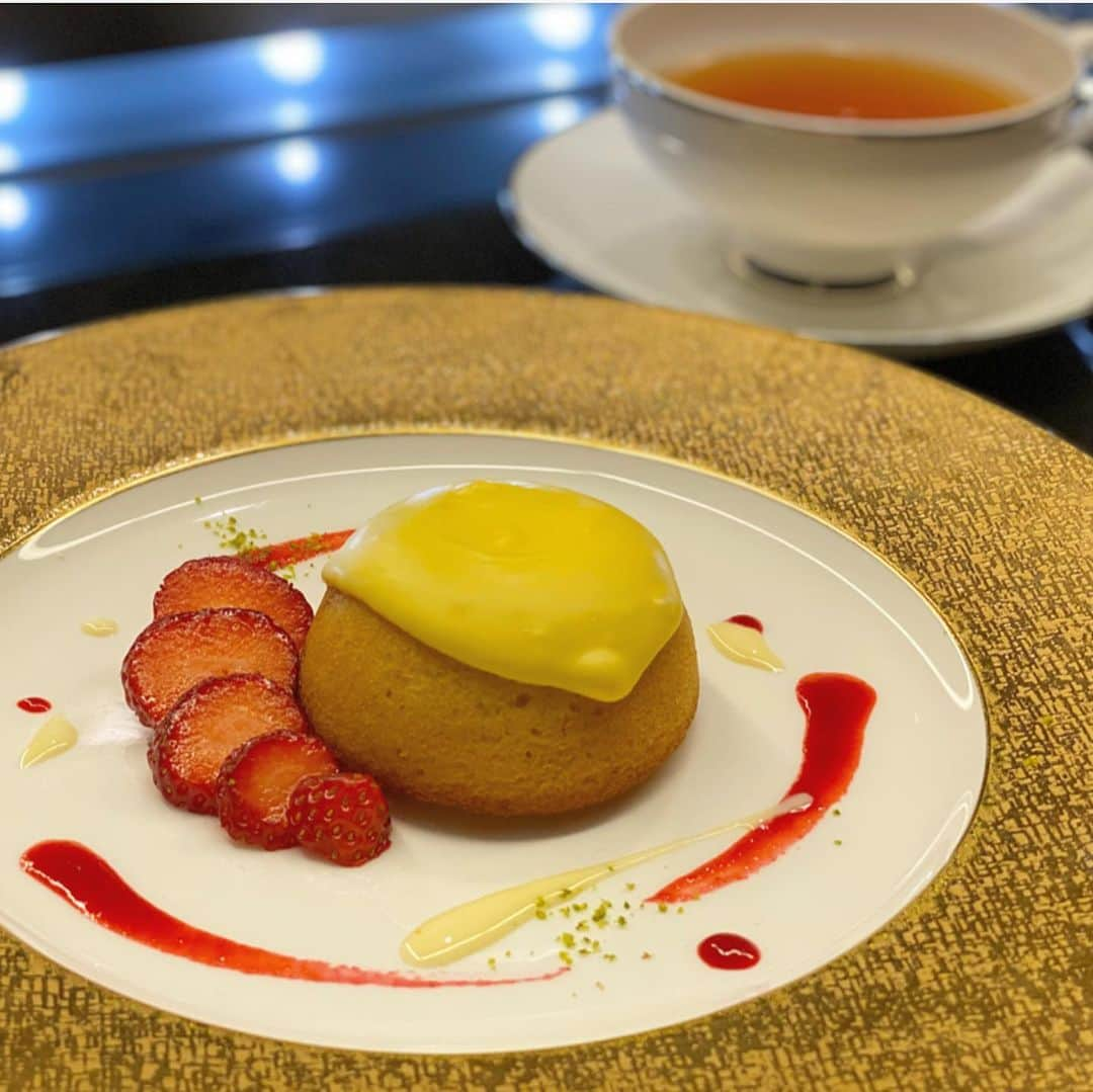 佐達ももこさんのインスタグラム写真 - (佐達ももこInstagram)「パティシエ鎧塚シェフと👨‍🍳🍰﻿ ﻿ &honey Meltyと鎧塚シェフの﻿ コラボイベントに参加させて﻿ いただきました☺️✨﻿ ﻿ とても素敵で気さくなお人柄で﻿ 緊張がほぐれました😊﻿ ﻿ コラボスイーツを頂いたよ🎂﻿ ﻿ &honey Meltyにちなんで﻿ はちみつを使ったケーキで﻿ ココナッツとふんわりローズ﻿ が香って美味しかった🌹﻿ ﻿ はちみつを配合しているシャンプーで﻿ うねりやくせに悩んでいる方に﻿ とても良いみたい💆‍♀️✨﻿ ﻿ 私も今日からさっそく使ってみます☺️💓﻿ ﻿ ﻿ #鎧塚俊彦 さん #鎧塚シェフ#toshiyoroizuka#アンドハニーメルティ#ハチミツ美容#メルティハニー」2月25日 22時03分 - sadamomodayo