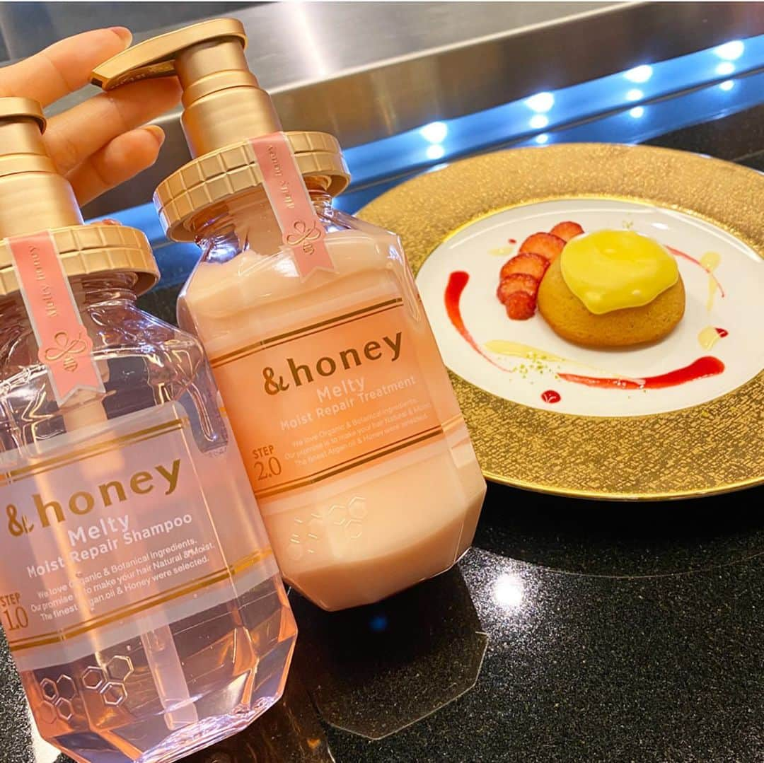 佐達ももこさんのインスタグラム写真 - (佐達ももこInstagram)「パティシエ鎧塚シェフと👨‍🍳🍰﻿ ﻿ &honey Meltyと鎧塚シェフの﻿ コラボイベントに参加させて﻿ いただきました☺️✨﻿ ﻿ とても素敵で気さくなお人柄で﻿ 緊張がほぐれました😊﻿ ﻿ コラボスイーツを頂いたよ🎂﻿ ﻿ &honey Meltyにちなんで﻿ はちみつを使ったケーキで﻿ ココナッツとふんわりローズ﻿ が香って美味しかった🌹﻿ ﻿ はちみつを配合しているシャンプーで﻿ うねりやくせに悩んでいる方に﻿ とても良いみたい💆‍♀️✨﻿ ﻿ 私も今日からさっそく使ってみます☺️💓﻿ ﻿ ﻿ #鎧塚俊彦 さん #鎧塚シェフ#toshiyoroizuka#アンドハニーメルティ#ハチミツ美容#メルティハニー」2月25日 22時03分 - sadamomodayo