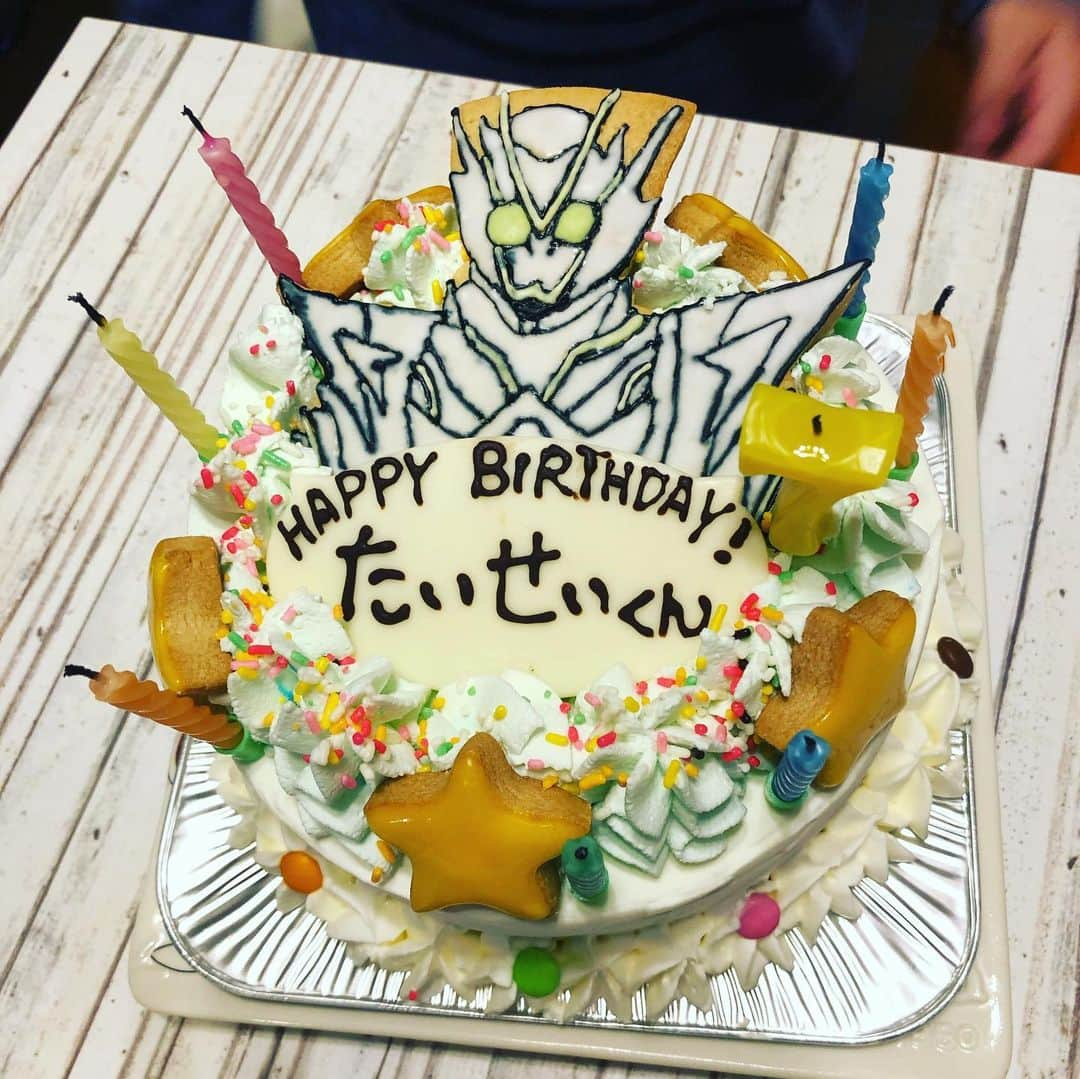 吉田愛李のインスタグラム：「7歳HBD🎂 #太星 #仮面ライダーゼロワン #メタルクラスホッパー #プレンティーズのアイスケーキ #今年も大喜び #おめでとう」