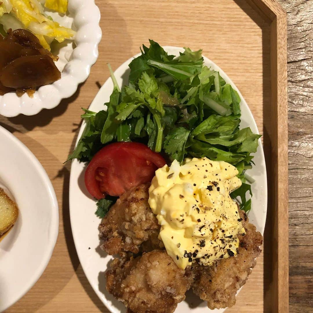 masakiさんのインスタグラム写真 - (masakiInstagram)「「森食堂」 今日のメニューは ピーマンの肉詰めトマト煮込みグリルポテト添え、 わがままな常連客が、明日の予定のメニュー 唐揚げが食べたい！とおっしゃるので、 サイドメニューに唐揚げをお付けいたしました。 らっきょ入り自家製タルタルソース添えです。 ご飯、お味噌汁、お漬物は、おかわり自由でございます。  #妄想森食堂」2月25日 22時15分 - mogurapicassowols