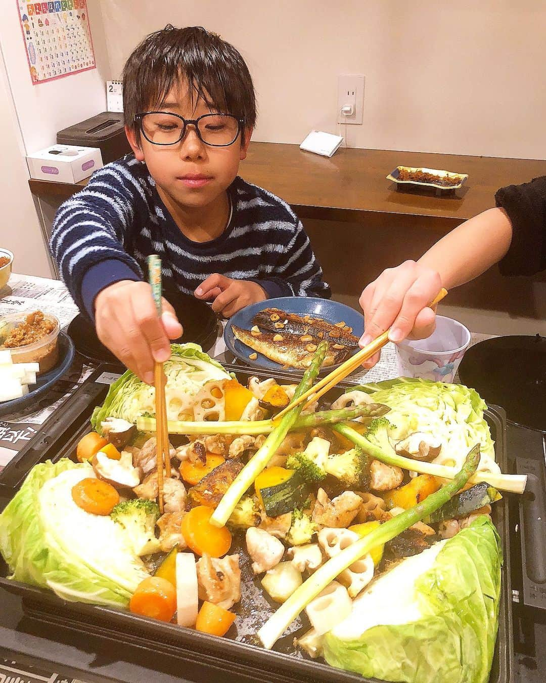 みきママさんのインスタグラム写真 - (みきママInstagram)「【花粉症予防晩御飯です！】 ﻿. . .  私、花粉症、猛烈にきついです！！花粉症を治すにはね、免疫力を高めるといいんだって！！それでは、花粉症予防の晩御飯、一気に行ってみよう！！﻿ ﻿ ﻿ ﻿ ﻿ ﻿ ﻿ ﻿ ﻿ ﻿ . . . . . ﻿ ﻿ ﻿ ﻿ ﻿ 免疫力を高めるにはね、体にいい脂肪をとるといいんだって。サバの脂は体にいい脂です。サバのガーリックステーキにしました！！﻿ ﻿ ﻿ ﻿ ﻿ ﻿ ﻿ ﻿ ﻿ ﻿ ﻿ ﻿ そして、免疫力をあげるには、腸内の環境を整えることも大事なんだって。根菜は腸のお掃除をしてくれます。根菜たっぷりのぎゅうぎゅう焼きしました！！﻿ ﻿ ﻿ ﻿ ﻿ ﻿ ﻿ ﻿ ﻿. . . . ﻿ ﻿ ﻿ ﻿ 杏ちゃん「かぼちゃおいしい～！！」杏ちゃんも花粉症にならないように今のうちから免疫力を高めておこうね！！﻿ ﻿ ﻿ ﻿ ﻿ ﻿ ﻿ ﻿. . . ﻿ ﻿ 晩御飯は、みんなでべらべらおしゃべりです。1時間以上のんびり食べてます。 ﻿ ﻿ ﻿ ﻿ ﻿ ﻿ ﻿ 食べ終わると、れんちび、何やってんの？﻿ ﻿ ﻿ ﻿ ﻿ ﻿ ﻿ ﻿ ﻿ れんちび「英語の勉強を始めた。」ってさ。﻿ ﻿ ﻿ ﻿ ﻿ ﻿ ﻿ ﻿ すげー！！中学入学前に英語を始めるなんて、お前さん、何になる気？﻿. . . . ﻿  #みきママ #ぎゅうぎゅう焼き #花粉症予防」2月25日 22時12分 - mikimama_official