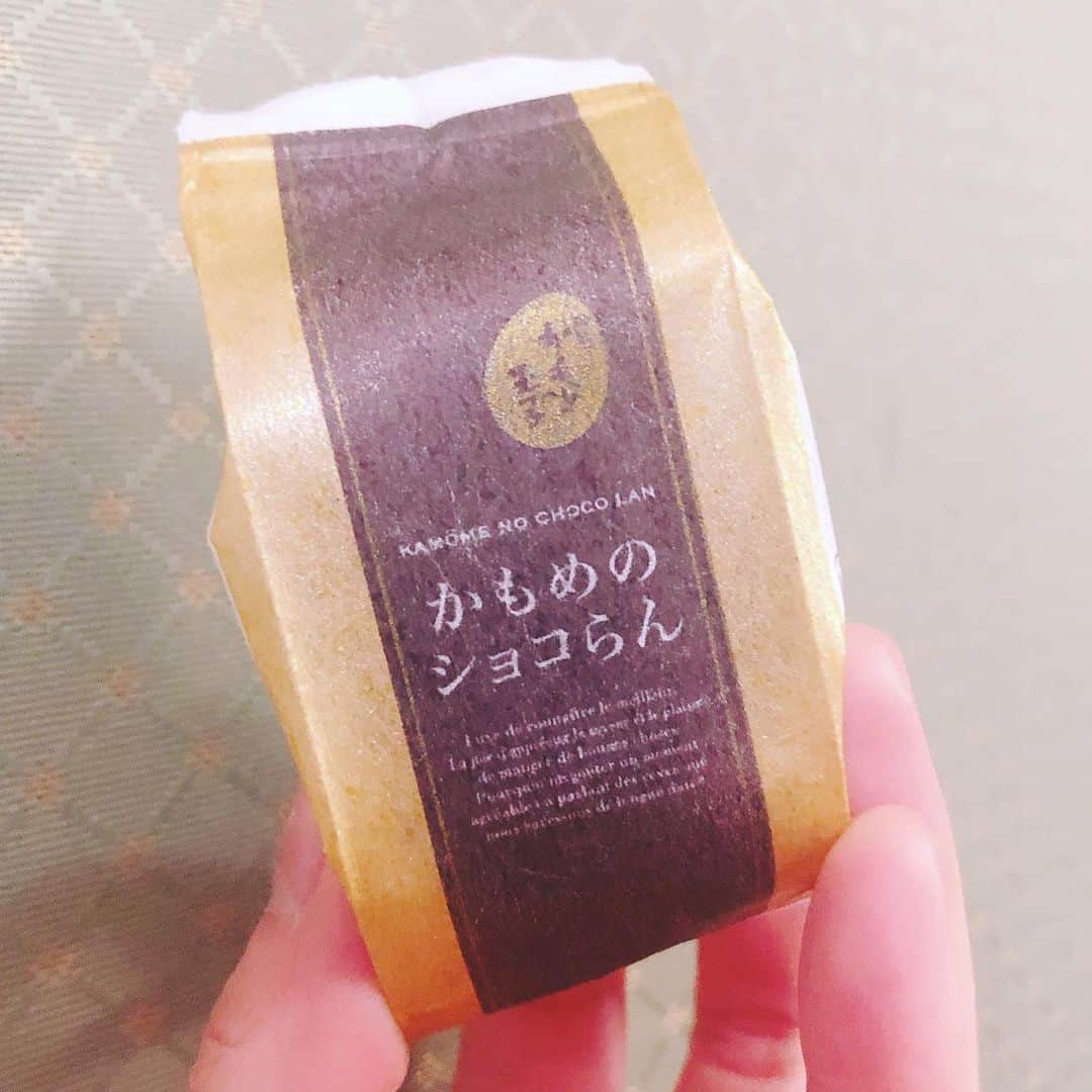 高橋花林のインスタグラム：「仙台行った時買った「かもめのショコらん」めっちゃ美味しいぞ！！！！」