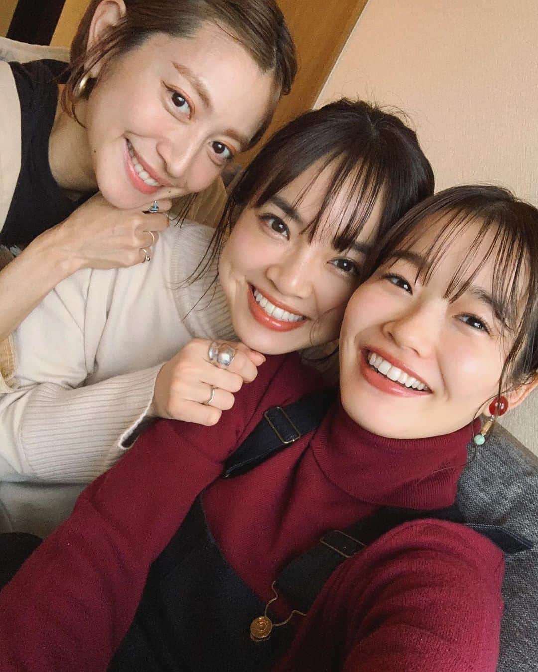 猪鼻ちひろのインスタグラム：「お風呂場でCOSMOSと心の瞳とBELIEVE(混声三部/合唱曲)を歌いながら、考え事をしています。 ハモってくれるひとがいたら最高。 電子ピアノ買おうか悩み中。 (3歳から習ってたのに楽譜読めない問題) あ〜クラシック音楽もだけれど、合唱曲も大好き！ 考え事があると眠れなくなるので、コメント欄には是非最近あったくだらない話やどうでもいい話、食べて欲しい食べ物、一発ギャグ、癒しエピソードなどを書いていただけると助かります🤲笑 #写真は関係ありません #人の家でリラックスしすぎ #好きな写真だったから載せてみた #えみりあみちひろ #しんしん #みんな可愛すぎて癒される会♡」