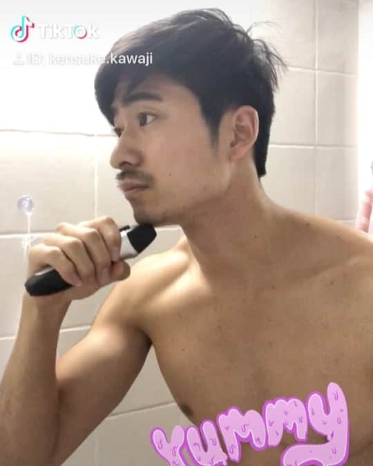 Kensukeのインスタグラム：「Yummy yummy しながら髭剃ってるよ Tik tokもやってるよ フォローしてよん　#tiktok @tiktok_japan」