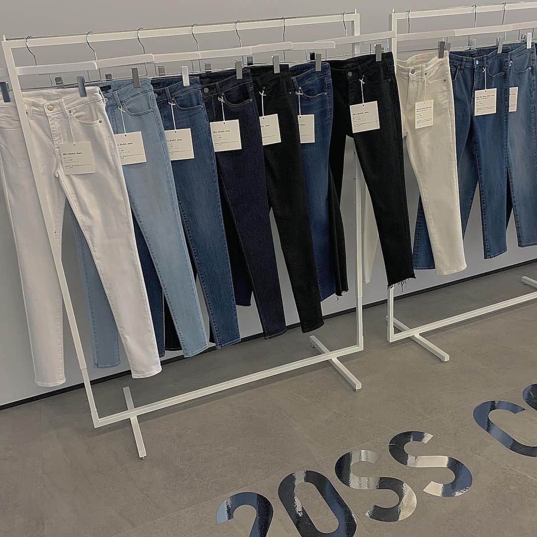 kaorinさんのインスタグラム写真 - (kaorinInstagram)「@uniqlo 2020 jeans collectionの試着会♡ ・ 1つ目で履いてるのは #ウルトラストレッチジーンズ の新色✨ ・ 薄いカラーのデニムが春っぽい🌸 ・ ウルトラストレッチジーンズは大好きなデニムなので、4本くらい持ってるんですが、新色も追加したいな♡ ・ 切りっぱなしのタイプとも迷う🤔 ・ オーバーザイズのパーカーと合わせても可愛かった🥰 ・ 個人的にすごくヒットだったのは みどちゃん @midopei と一緒にお揃いで履いてる #スラウチテーパードアンクルジーンズ ・ ゆるっとはけて、159センチで裾直しせずにこのくらいの丈間です✨ ・ 普段のサイズより1〜2サイズくらい小さいサイズで大丈夫だと思います👌 ・ このゆるっと感×パンプスがすごく好き♡ ・ 丈長めもあるし、カラバリも豊富でしたよ👌✨ ・ #ユニデニ ぜひチェックしてみて下さいね♡ ・ ・ #uniqlo#uniqloginza#uniqlo2020ss#uniqloginza2020ss #uniqlojeans#ユニクロ#ユニクロコーデ#ユニクロデニム」2月25日 22時21分 - kaorinnnhyrk