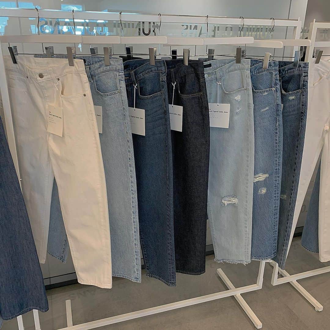 kaorinさんのインスタグラム写真 - (kaorinInstagram)「@uniqlo 2020 jeans collectionの試着会♡ ・ 1つ目で履いてるのは #ウルトラストレッチジーンズ の新色✨ ・ 薄いカラーのデニムが春っぽい🌸 ・ ウルトラストレッチジーンズは大好きなデニムなので、4本くらい持ってるんですが、新色も追加したいな♡ ・ 切りっぱなしのタイプとも迷う🤔 ・ オーバーザイズのパーカーと合わせても可愛かった🥰 ・ 個人的にすごくヒットだったのは みどちゃん @midopei と一緒にお揃いで履いてる #スラウチテーパードアンクルジーンズ ・ ゆるっとはけて、159センチで裾直しせずにこのくらいの丈間です✨ ・ 普段のサイズより1〜2サイズくらい小さいサイズで大丈夫だと思います👌 ・ このゆるっと感×パンプスがすごく好き♡ ・ 丈長めもあるし、カラバリも豊富でしたよ👌✨ ・ #ユニデニ ぜひチェックしてみて下さいね♡ ・ ・ #uniqlo#uniqloginza#uniqlo2020ss#uniqloginza2020ss #uniqlojeans#ユニクロ#ユニクロコーデ#ユニクロデニム」2月25日 22時21分 - kaorinnnhyrk