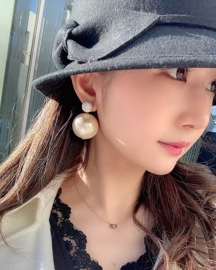 奈々子のインスタグラム：「#n75小顔ピアス ♡♡♡ 最近出番の多いこちら♪ 使い分けとしては、キラキラもパールも欲しくてコンパクトにまとめたい& 華やかさも欠かせない時、こちらが出動します。(≧▽≦)♡ . . @coco.madonna HPから単品or 着せ替えセットでご注文頂けます☆ イヤリング変更も出来ます(*^_^*) 超軽量の小顔パール♡♡ . . #n75jewelry #check5344#小顔ピアス #accessory」