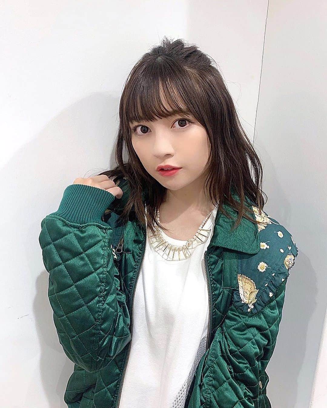 廣川奈々聖のインスタグラム：「． ﻿ ﻿ ｢ #グレープフルーツムーン ｣﻿ 早くも5万回再生ありがとう〜🙊❤︎﻿ ﻿ ﻿ 実は、MVで出てくるこの衣装は﻿ 自分でコーディネートしてます！﻿ ﻿ ﻿ ﻿ 私は意外とスポーティーなコーデが好きで、﻿ ﻿ ノースリーブのワンピに一目惚れして﻿ それをベースにパーカとか﻿ 靴、靴下、アクセサリーを決めていきました！﻿ ﻿ ﻿ ポイントは靴下なんだけど﻿ この靴下だけ実は私物で﻿ ﻿ わ……これだ……！✨と思った⠉̮⃝（笑）﻿ ﻿ ﻿ ﻿ 色んな人に｢似合ってる〜！｣﻿ って言って貰えて嬉しいなぁ〜﻿ ﻿ ﻿ ﻿ 衣装協力は @wall_harajuku さん！有難うございます！﻿ ﻿ ﻿ アルバム発売まで あと1ヶ月です……❤︎﻿ ﻿ ﻿ ﻿ ・﻿ ・﻿ ・﻿ ﻿ ﻿ #wasuta #わーすたbest #わーすた」