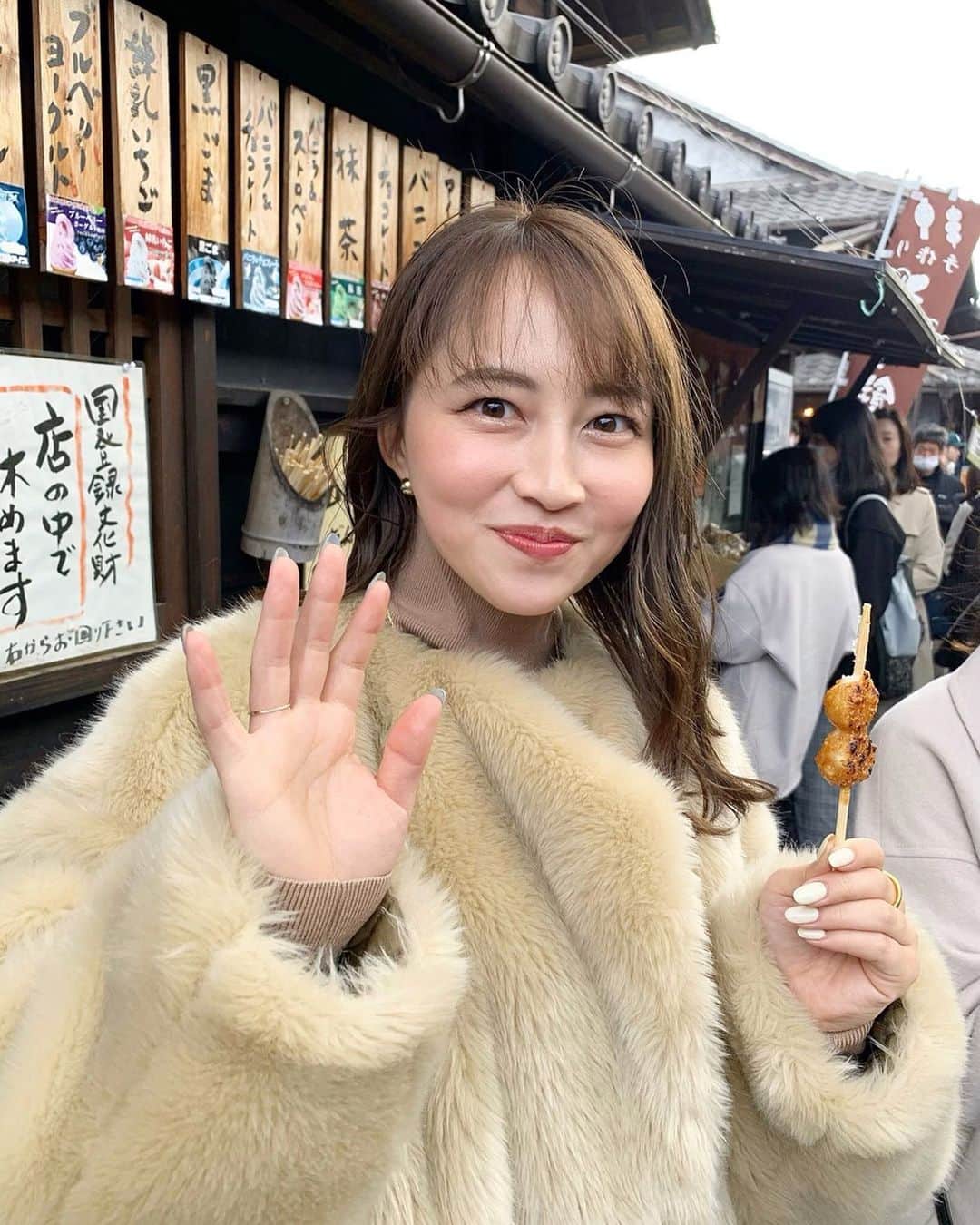 のインスタグラム：「. 犬山城🏯🍡🍘🍶 2時間ぐらい食べ歩きしてた笑 ちょっと進んではこれ食べよー！ の繰り返し🐷笑 お城も登って大満喫〜❤︎ . #犬山城 #犬山城下町」