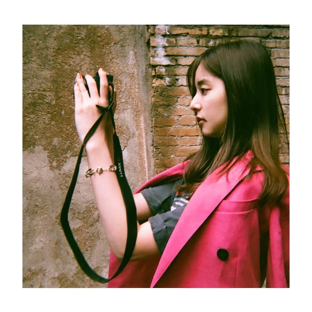 新木優子2nd写真集『honey』公式のインスタグラム：「カメラマンゆんぴょ📷その３  撮影中たくさん写真を 撮っていたゆんぴょ。  真剣な表情で、一体何を 撮っているのでしょうか……？ Blu-ray『Making of ハニー』では ゆんぴょが携帯やカメラで撮った 写真もたくさん紹介しています✨  詳細はプロフィールから Blu-ray特設ページをチェック👉  #honey #新木優子 #yunpyo  #ゆんぴょ #ハニー #Makingofハニー」