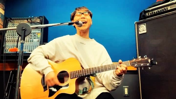 のインスタグラム：「音楽特化SNSユニティブに弾き語り動画いくつかアップしたよタダで観れたり観れなかったり❓オッさんのEMO成分強めな歌声😅⁉️お楽しみあれ💁🏽📱💻 #MeSinging #Lets #Stay #Heroes #Forever #and #StayPunkForever #with #unitive #DavidBowie #TheStarbems」