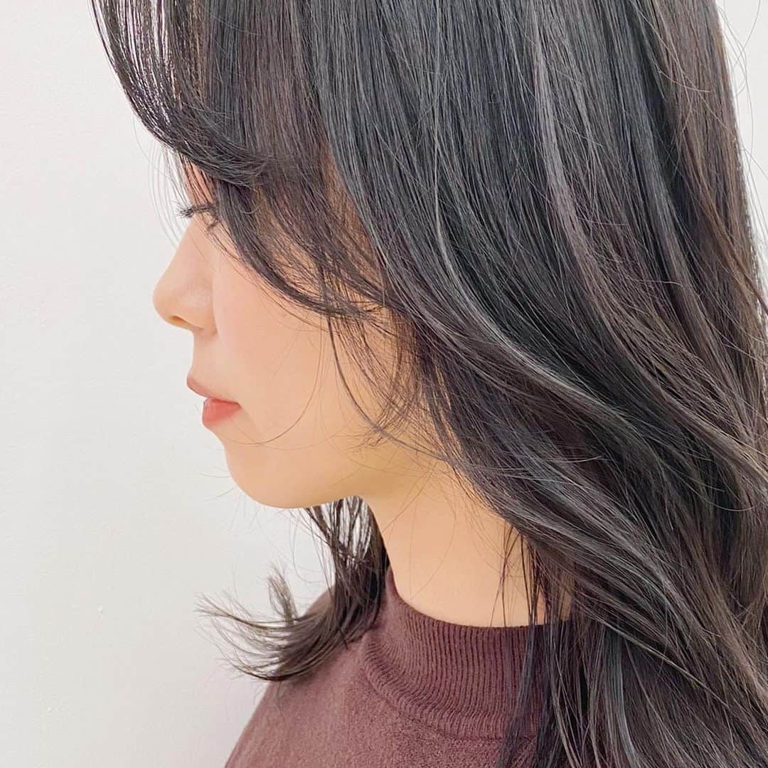 NASUさんのインスタグラム写真 - (NASUInstagram)「#うぶhair お客様シリーズ💕 さらっとナチュラルに、にこだわってます✂︎❤︎ 顔まわりから計算して狙ってます🏹 . 艶っと、より髪を見せるために！ 柔らかい質感、束感を出す為に！ お客様にあったスタイリング、ケアも ライフスタイルに合うものを提案します🤍 . わたしのアシスタントしてくれる @rino_hayami @kamio_shiori  @luna_kasuya 🥰 スーパー最強girls teamです💐笑 みんな丁寧でとっても頼りになります✨ なんでも詳しく説明もしてくれるので、 気になることがあったら アシスタントの子達にも是非聞いてみてください🥰 . みんなありがとうー👏👏👏❣️ . #人生を変えるうぶhair #うぶhair」2月25日 22時46分 - nasup