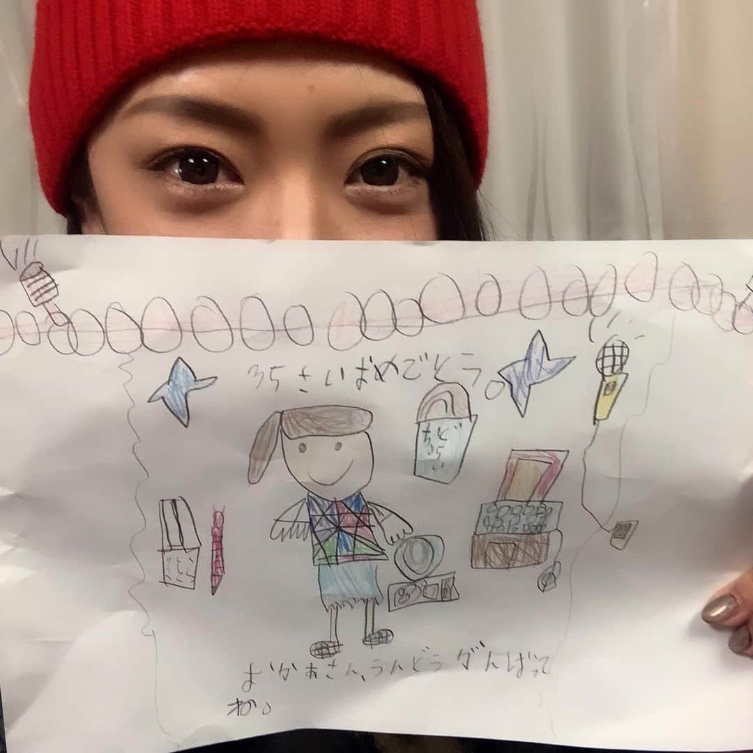のインスタグラム：「息子から💕 胸キュンプレゼント(*ﾟ∀ﾟ*) めちゃくちゃ嬉しい😊 絵もどんどん上手になってるね👍 どら一も書いてくれて(笑)🤣 いつもは母の日の手紙も含めて「お母さんお仕事、頑張ってね」だったんだけど、今回は「お母さん運動、頑張ってね」ってだって🏃‍♀️ 必死で痩せようとしてる姿よく見てんだなぁ🤣笑笑 ありがとう💕頑張って痩せるね🏃‍♀️ 若返りも嬉しいわ😊永遠の35歳だわ👍  息子も妹の面倒を見てくれて本当、かなり助かってんだぁ🥰 ゲームしてる時にグズった妹をあやしてと頼むと文句言われますが… 文句言いながらも片手にゲーム、もう片手で妹をあやしてくれてるのを見ると器用になるなぁと思う(笑) なんやら今はフォートナイトとゆうゲームにハマってるらしい🎮 私はついていけません(´༎ຶོρ༎ຶོ`) ついていこうとも思いませんが🤣笑笑 #息子 #誕プレ #似顔絵 #嬉しい #お兄ちゃんになったな #よく頑張ってます #が #もっと頑張りましょう #ゲーマー #フォートナイト」