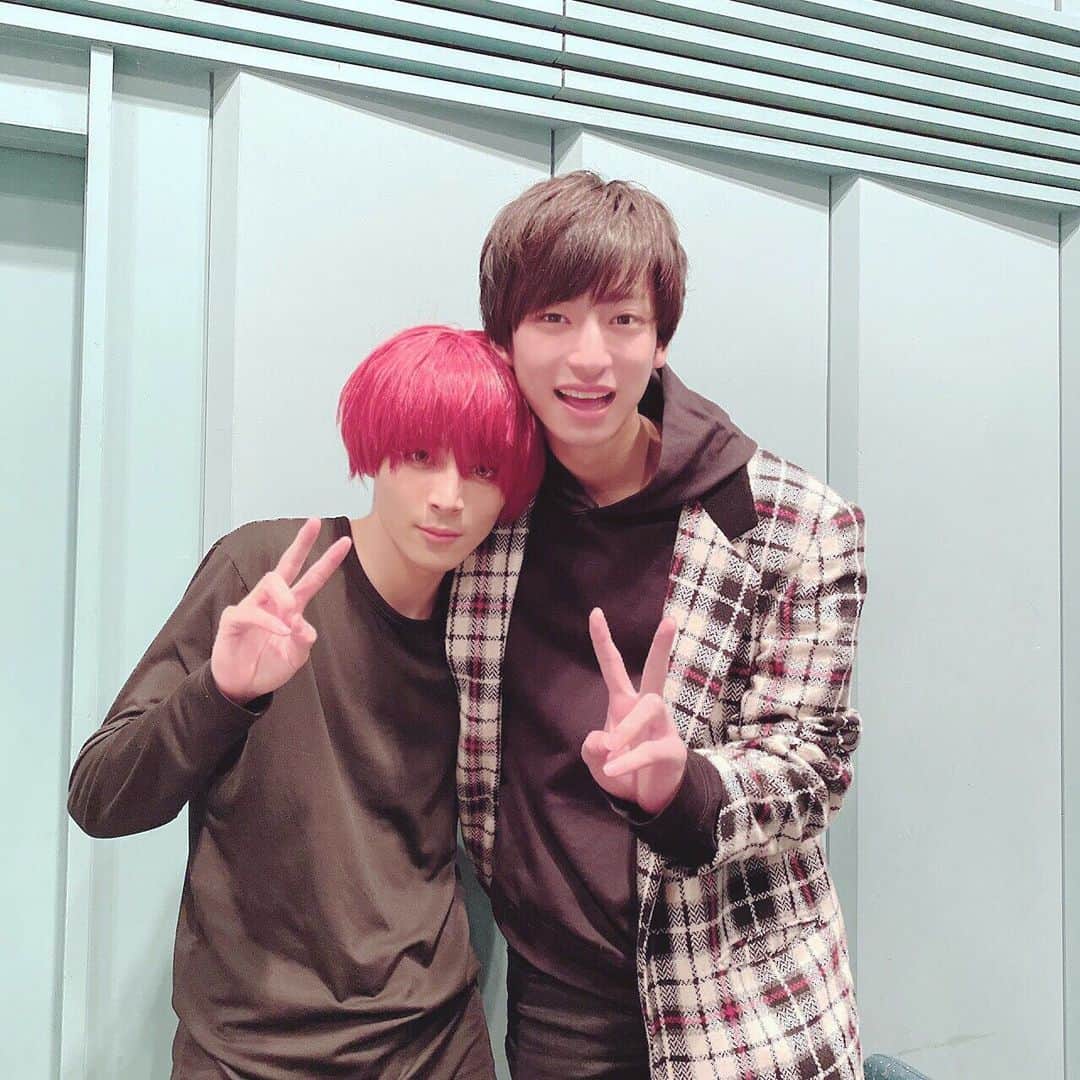 岡田翔大郎のインスタグラム：「先日、友達の高橋龍之介くんの初主演舞台観に行ってきました！ . とても新感覚で、最初から最後までどうなるかドキドキして楽しめた舞台でした！！ . . . そして龍之介、3日間の公演お疲れ様！！ 写真を撮ってくれたのは一緒に観に行ったプライベートでも仲の良い俳優仲間の兼次要那（かねし　もと）くんです😎😎 #岡田翔大郎」
