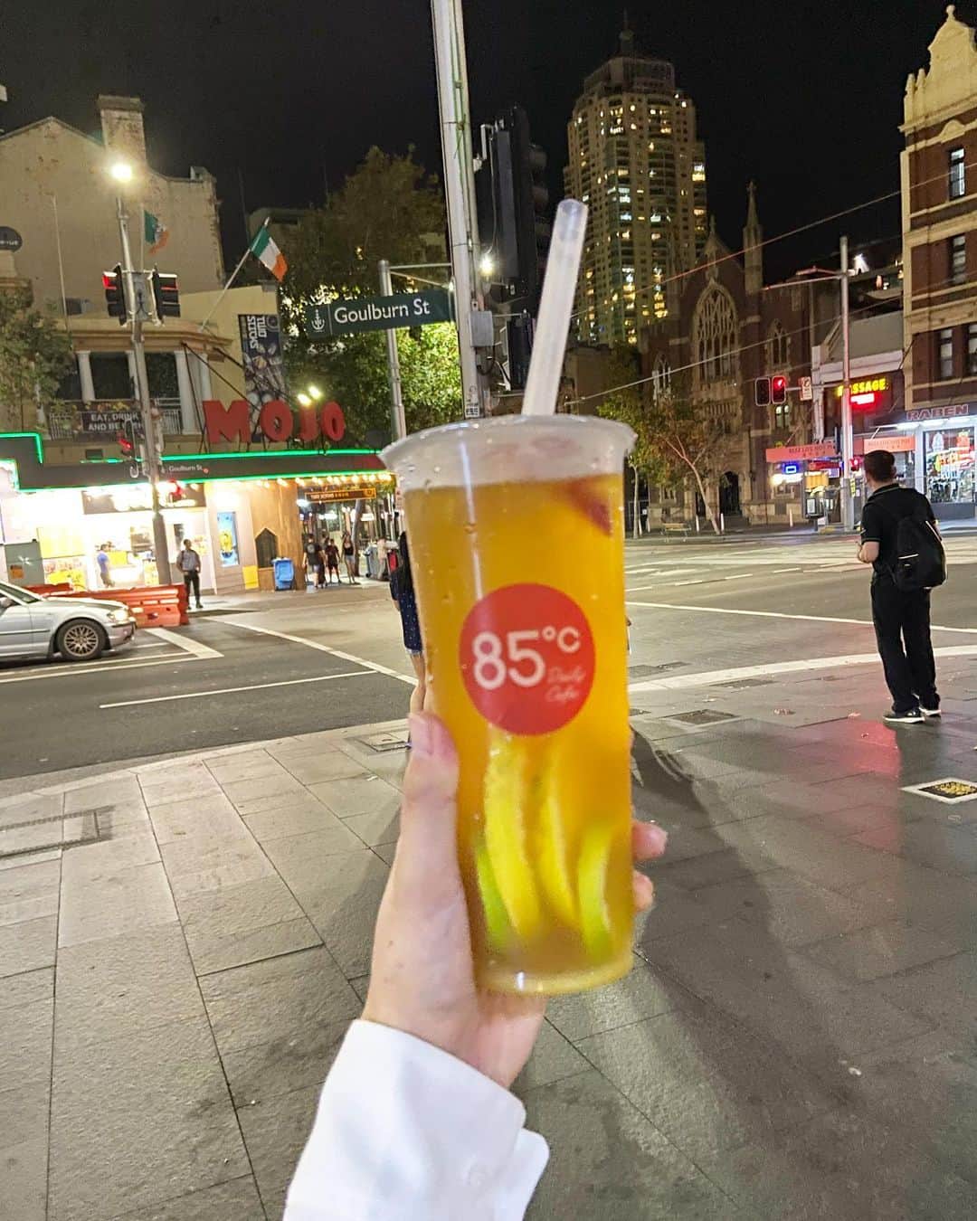荒尾茉紀のインスタグラム：「仕事つかれた〜と思ったら、帰り道にお買い得なフルーツティー発見😋なんと2ドル❗️ラッキー✨ 2枚目→チリのパン🥪なんと朝から生地をこねて1から作ってくれました😍（我が家は男の子がよく料理してる笑） 3枚目→タイのルームメイトがバイト先から持って帰ってきてくれたお寿司🍣疲れた体が癒される😊 #sydney #留学 #chile🇨🇱 #お寿司 #thankyou」