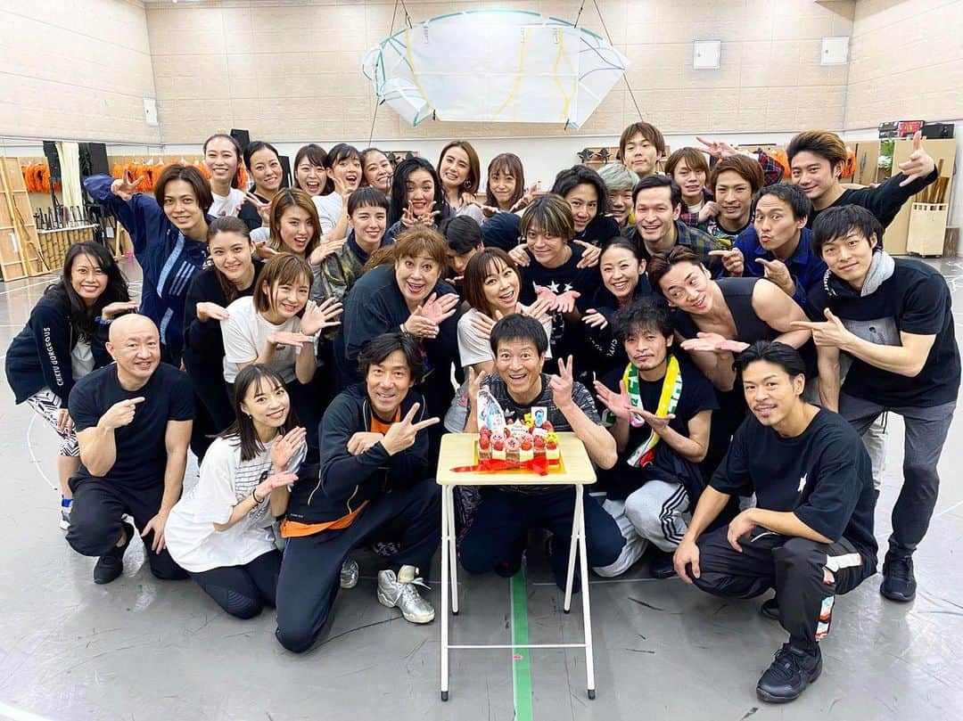のインスタグラム：「今日は今日は〜 我らが寺さんのお誕生日！ おめでとうございます♥️ 地球ゴージャス初日まで あと14日です！2週間！！ 見にこにゃそんそん！ #地球ゴージャス  #星の大地に降る涙」