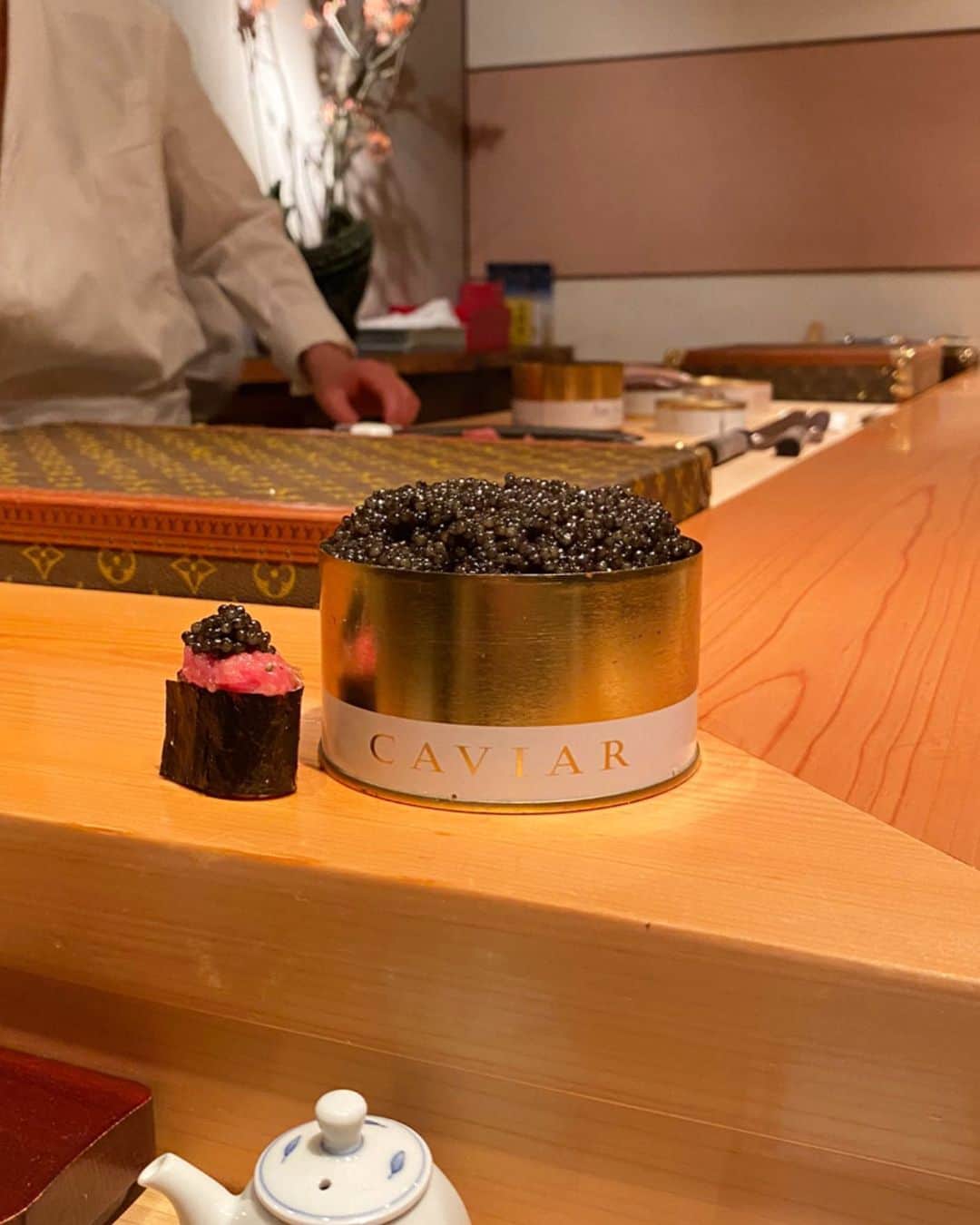 「kabukiペディア」公式アカウントさんのインスタグラム写真 - (「kabukiペディア」公式アカウントInstagram)「イケイケどんどん！って感じです！ 派手な見た目ですけど、食べると繊細。 さすが予約困難店◎ 小ぶりで何個も出てくるスタイルだいすき🥺  #sushi #sushilovers #japan #japanesefood #foodstagram #food #foodie #deliciousfood #entertainment #寿司 #鮨 #和食 #日本 #マグロ #エルメス #ヴィトン #中目黒 #中目黒グルメ #louisvuitton #hermes #東京グルメ #東京グルメ部 #グルメ女子 #グルメ」2月25日 23時08分 - starfield_gourmet