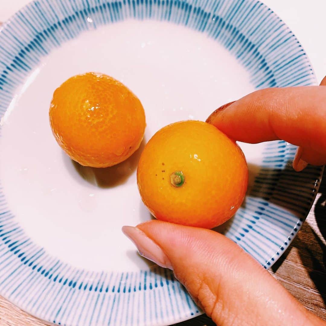 わちみなみのインスタグラム：「きんかん。すき😊 すこしでも 栄養とれますように😣  #金柑 だいすきすぎて、子供の頃食べ過ぎて気持ち悪くなってた」