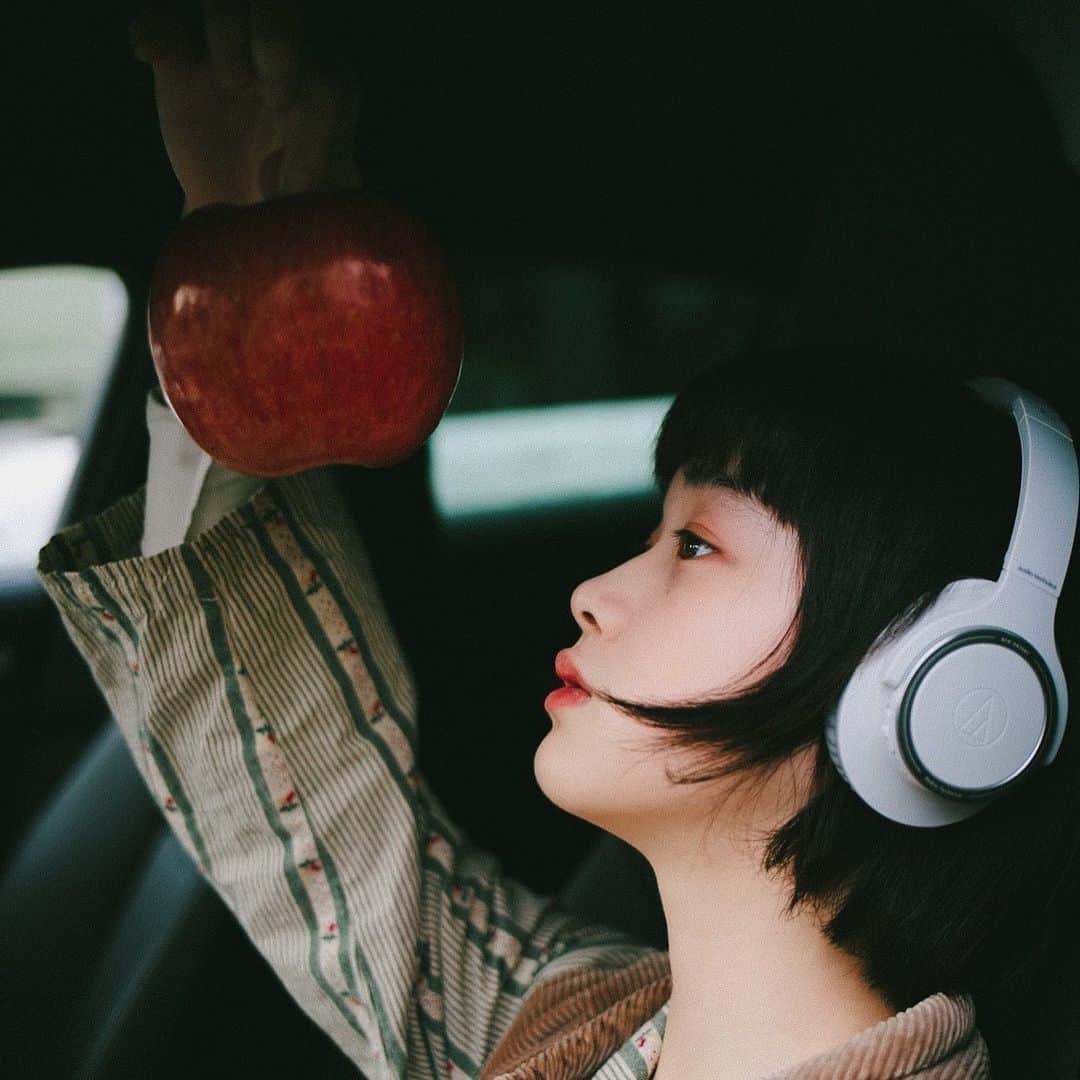 hiderin777のインスタグラム：「🍎 . . . デカすぎじゃない？ この林檎。 . . . . model @maru_nouchi . shot by りんごがーるの日出木りんご　@ringostar.desu . .」