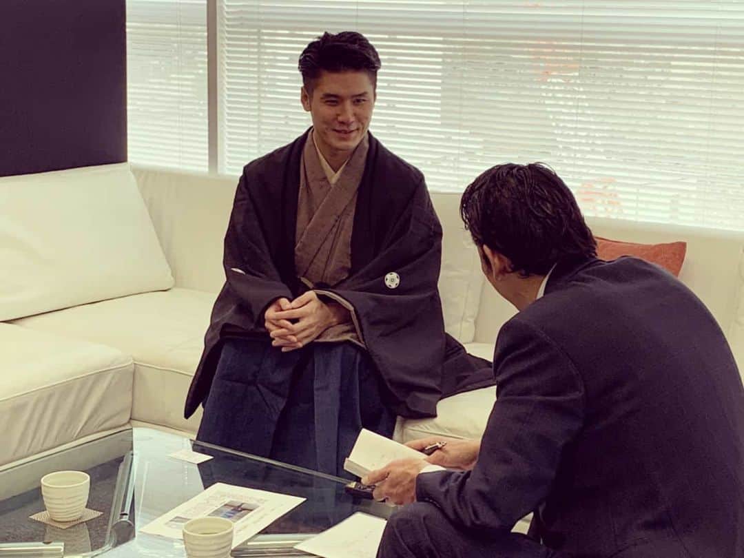 梅川壱ノ介（舞踊家）のインスタグラム：「𝐂𝐨𝐯𝐞𝐫𝐚𝐠𝐞 𝐨𝐟 𝐍𝐞𝐰𝐬𝐩𝐚𝐩𝐞𝐫 ￣￣￣￣￣￣￣￣￣￣￣￣￣￣￣￣￣￣￣￣￣￣￣￣ 先日の取材風景  #梅川壱ノ介  #舞踊家 #日本舞踊 #新聞 #取材」