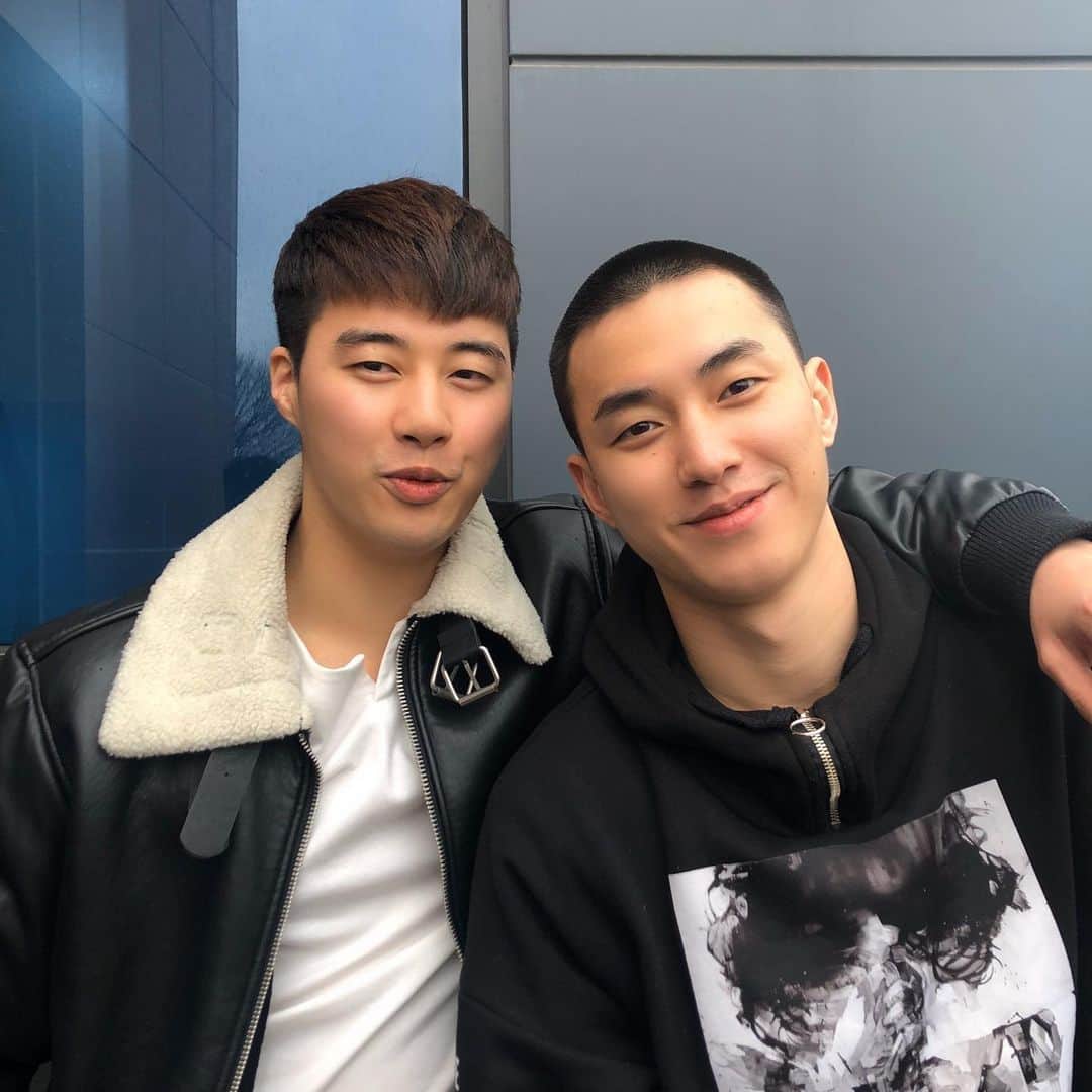 のインスタグラム：「규민이 잘 보내주고 왔습니다. 형두 곧 따라갈께 기다려라 동생아💚 まだ実感できないですが、ギュミンが無事に入隊しました。男らしく、明るくたくましい姿で行きました。ですのでファンの皆さんも心配しないで下さいね☺️ . . . #JG #兄弟 #宝物」