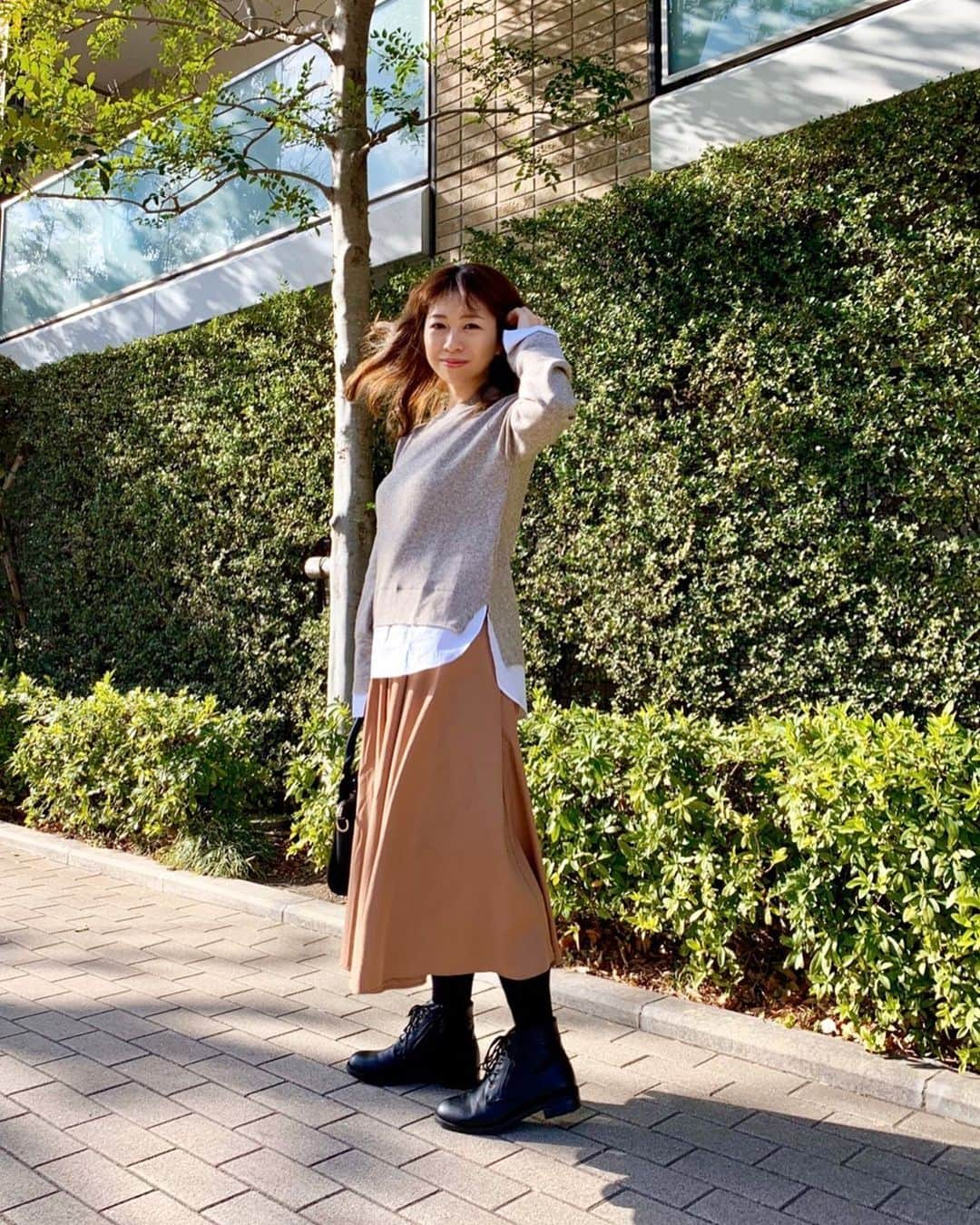 こままりえさんのインスタグラム写真 - (こままりえInstagram)「✴︎ coordinate🌿 . tops…#style-form skirt…#mewsrefinedclothes  shoes…#AcureZ . 風が強くて目がしょぼしょぼ👀 今年から本格的に花粉症デビューかも😢 ここ1〜2年ずっと怪しかったけど 気のせいと念じてスルーしてました😂 でも今年はスルーできなくなってしまった😢😢 . トップスは重ね着に見えるけど実は一枚😝 @style__forme のドッキングハイゲージニットは シャツを重ねたような大人カラー✨ きちんとニットはパンツスタイルも スカートスタイルもどちらも合います🙆‍♀️ . シューズはお気に入りの @acurez_official のもの🥾✨ レインシューズにもなるのだけど デザインが好きで普通履きもしています🙆‍♀️ . #fashion #coordinate #ootd #outfit #code #mamacode #152cm #まりえコーデ #コーディネート #コーデ #ママコーデ #ママファッション #スタイルフォルム #styleforme #レインブーツ #ニット #きれいめニット #ベージュコーデ #大人可愛い #大人シンプル #30代コーデ #30代ママ #二児ママ #AcureZ #アキュアーズ #お気に入りの靴を見つけよう #monipla #asicstrading_fan」2月25日 23時20分 - komamarie