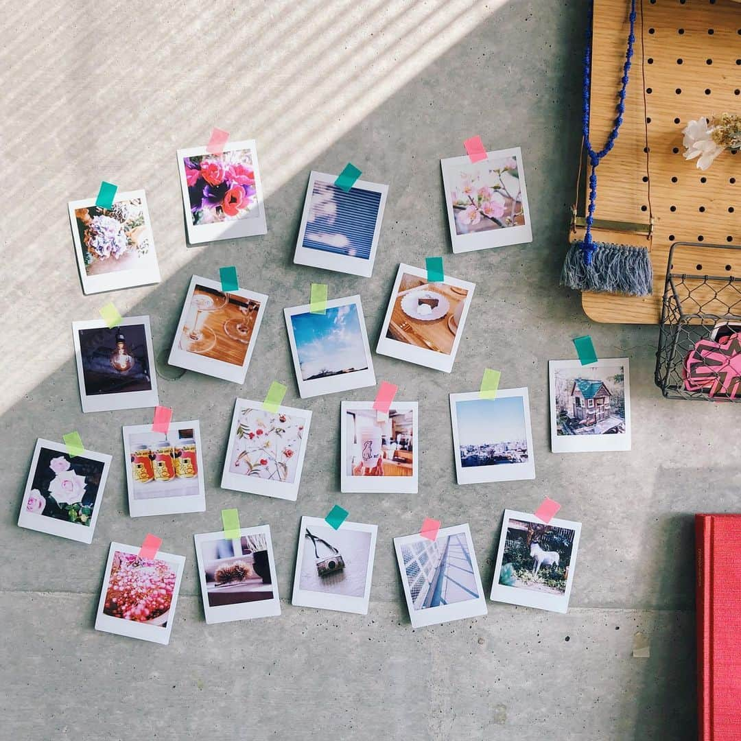 石野千尋さんのインスタグラム写真 - (石野千尋Instagram)「All photos printed with @cheki_instax □ . 写真のワークショップでよく話してる、撮った写真はPCや携帯に眠らせないで、ちゃんと"プリント"するということ。 今年はそれをもっと大切にしていきたい！アルバムを作ったり、家に飾ったり。みんな毎日のように写真を撮る時代だからこそ、その先の楽しみも広めていきたいな。#fujifilm_xseries で撮りためていた写真たちは #instax でプリントして壁に飾ってるよ□ . . #instax #cheki #xa7 #fujifilm #camera #wall #interior #walldeco #design #photographer #home #📸 #チェキ」2月25日 23時34分 - chihiroishino