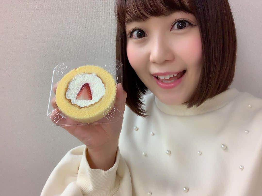 嶋梨夏さんのインスタグラム写真 - (嶋梨夏Instagram)「私はついこの間知ったんですが、毎月22日のショートケーキの日に、ローソンのプレミアムロールケーキがお値段そのままにイチゴのせに変身するんだ😳✨✨知らずに食べてた😳💓毎月22日が楽しみになりますねーっ🥳✨✨✨」2月25日 23時27分 - shimarica_jp