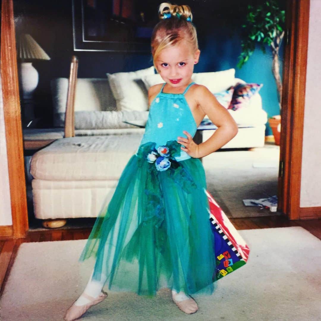 グレイシー・ドジーニーのインスタグラム：「Channeling this level of confidence today. From the top of my updo to that crunchy leather ballet slipper 🩰 #shebringittoyoueveryb...day party」