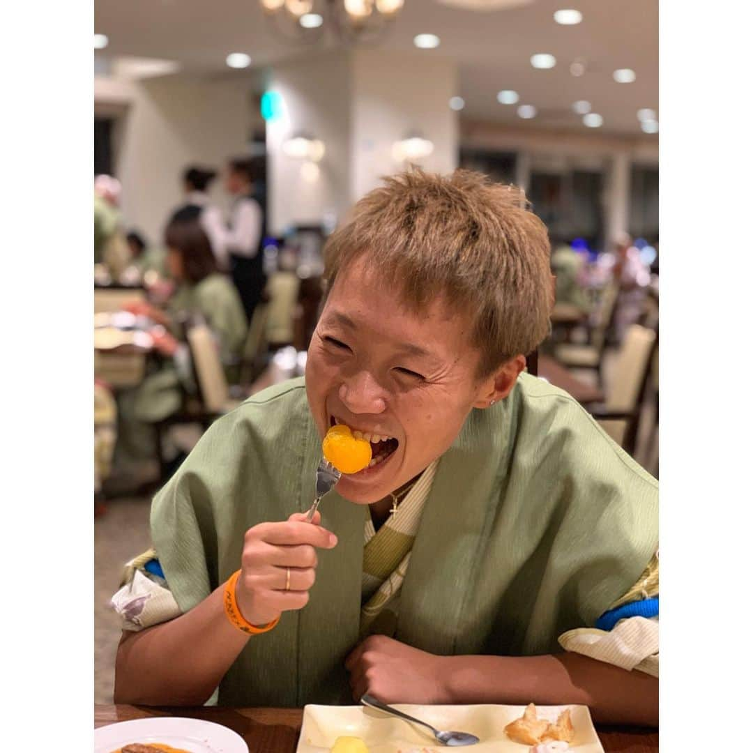 佐山万里菜さんのインスタグラム写真 - (佐山万里菜Instagram)「みゆキング誕生日旅行🎂 1カ月以上早いけど……笑 いつ試合決まるか分からないし行ける時に行っちゃおう作戦✨ . これで３回目かな！ いつもいい思い出が出来る‼️ よく笑ったなぁー本当にっ🤣 いつもいつも本当にありがとうございます😊 今回もサポートしに2週間弱来てくれた！！ 本当に毎日楽だし最高です✨ 「おかえり」 「行ってらっしゃい」 があるのって幸せ🥺 朝起きたらお弁当が出来て…洗濯が畳まれてて、部屋が綺麗で…天然でよく笑うおかんが近くにいて最高です💯 当たり前じゃないし本当に 感謝感謝😭 自分で毎日やってるから大変さがすごく分かる……世界中のおかん本当にリスペクトです✨ そして、最近食事の勉強が楽しいらしい！！ 是非もっともっと勉強して下さい😚 . おかんの店出したいって夢を叶えたい👊拳で稼ぎます‼️ 本当にこの母の元に生まれて来れて幸せだなぁー😚 学ぶ事が多く、幸せが多く、リスペクトが多いです✨ 大切な人を全力で大切にするって大事‼️命はいつか無くなる時がくるからなぁー…。 . さぁーまた今日から来年に向けて…ちょっとずつ貯金開始☺️ #happy #幸せな時間 #爆笑 #笑顔 #オシャレ #私服 #可愛い#かっこいい#写真#海好き #アスリート#筋肉 #腹筋 #トレーニング #感謝 #ライフスタイル#いいね #お気に入り#こだわり #ストリート#instagood #love #ファッション #ボクシング#温泉 #浴衣 #料理#旅行 #母 #親子旅行」2月25日 23時32分 - sayama.19