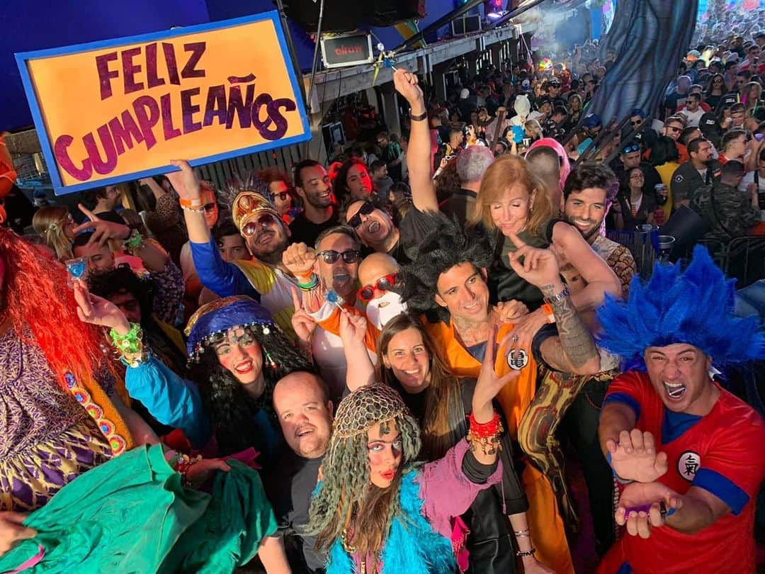 ハイメ・アルグエルスアリのインスタグラム：「Imposible superar el cumpleaños del domingo. Gracias a todos por formar parte de él. Sin vosotros la vida es muy aburrida! Gracias @elrowofficial  a mi bro @josefajram por el amor y la organización, a @isragarcia y mi segundo amor @sulaika por darle a este día emoción y sentimiento. Y a mi princesa @perdonabonita2 por aguantarme el pelotazo que pille 😭😭🌹❤️」