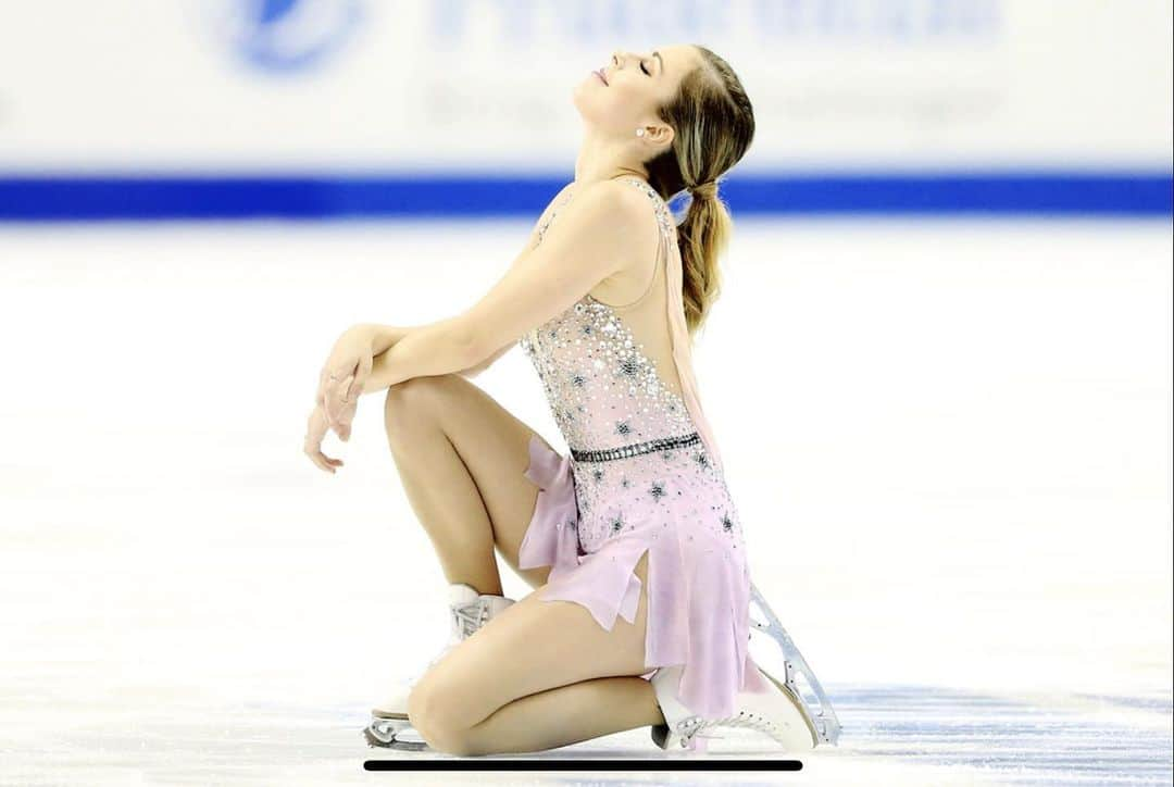 アシュリー・ワグナーさんのインスタグラム写真 - (アシュリー・ワグナーInstagram)「I remember kneeling on the ice and realizing I had never started a competitive program on the ice before. That made me so nervous. I was worried my legs would get tired even though I had trained this program a million times over. Before I had gotten on the ice, as I was lacing up, I was promising myself I only had to put myself through this two more times. I never ended up getting that last chance. I remember stepping out onto the ice and feeling like the judges had already made up their minds. I knew I was going to be retired by my federation mid-ice. Every part of this process felt out of my control. So I let go. I closed my eyes, I leaned in and I just skated. It wasn’t perfect, but I finished and I remember thinking to myself “you can finally be done”. You see, I wasn’t everyone’s cup of tea, maybe I wasn’t always the favorite, or the most talented, but I was the one who was always there. That was exhausting. So just remember, treat everyone with kindness, because you never really know what’s going on ❤️」2月25日 23時40分 - ashwagner2010