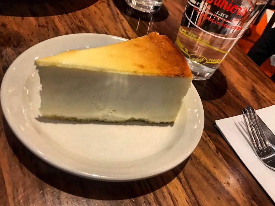 林愛夏さんのインスタグラム写真 - (林愛夏Instagram)「Junior’s Most Fabulous Cheesecakes #juniorscheesecake  #recommended  #newyork」2月25日 23時51分 - baby_manatsu