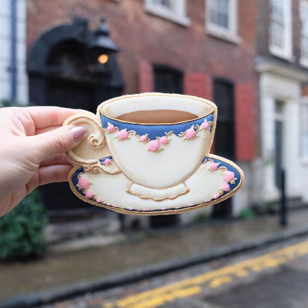 KUNIKAのインスタグラム：「Antique teacup cookie at @dennissevershouse ☕️﻿ ﻿ 少しだけロンドンに戻ってきました🇬🇧 18世期のお屋敷にタイムスリップできる隠れ家スポット @dennissevershouse 。 昔の生活をそのまま再現したお部屋を見学できる、大好きな場所です。﻿ ﻿ ﻿ ﻿ #artofkunika #sugarcookies #decoratedcookies #cookieart #decoratedsugarcookies #royalicing #royalicingcookies #cookiedecorating #customcookies #cookiesofinstagram #cookiedesign #cookieartist #instacookie #london #teacup #アイシングクッキー #ロンドン」