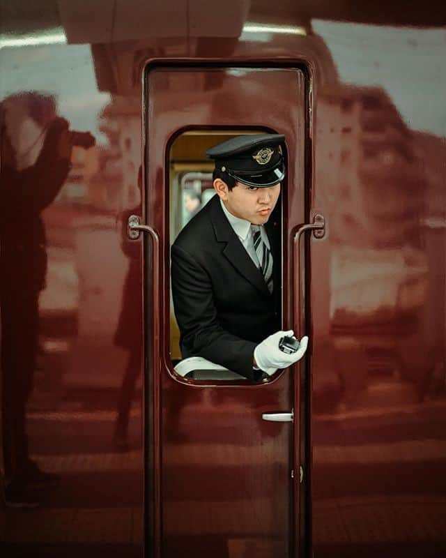 ライカさんのインスタグラム写真 - (ライカInstagram)「Next stop Osaka! It’s not just trainspotters who are beaming with joy when looking at this glossy train and its neat conductor in spotless uniform – stunningly captured by @rye_whiskey on a Leica M10. Can we please get on board now?  #LeicaM10 #Leica #LeicaCamera #🔴📷 #osaka #japan #trainspotting #railways_of_our_world #TheLeicaLook #LeicaWorld #welltravelled」2月26日 0時00分 - leica_camera