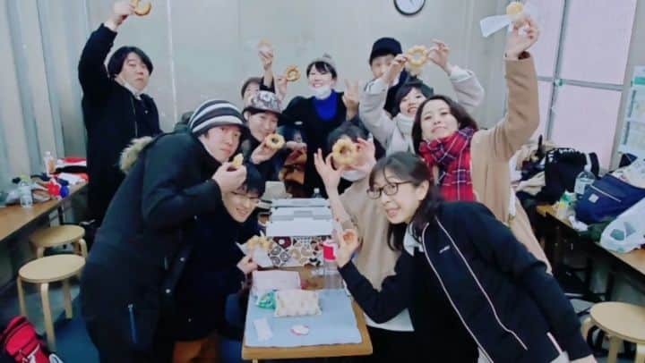 市瀬 美和のインスタグラム：「池袋にサンタがやってきます。  いよいよ明日初日！ 本日場当たりでした。 たくさんの人の力を借りて舞台に立つことができるんだな、と改めて実感しております。  あとは舞台の上で全力を出すだけなので死ぬ気で頑張ります 絞り出します  土曜日のお昼以外はまだお席あります 見届けに来ていただけるとめちゃくちゃ嬉しいです ご連絡お待ちしております  希望の星 第4回公演 『1224包囲網』 作・演出　丹羽隆博 2020年2月26日(水)~3月1日(日)  @池袋 シアターKASSAI ◇あらすじ 2月末、クリスマス業界は昨年の決算に追われていた。  初代サンタクロースの教え通り、伝統的な手法を守り続ける赤白サンタ会社。  女ボスが率いる、低学年から高学年までのあらゆる女子たちの圧倒的な支持を得るセクシーサンタ会社。 ハイテクノロジーを駆使した脅威のスピードによって配布軒数を伸ばす、インテリサンタ会社。  3つのサンタクロース会社は少子化の中、数少ない子供たちを取り合い、血で血を洗う物理的な争いを繰り広げている。 「じゃあ、こうしよう」  争いを終わらせるため、初代サンタクロースが提案したのは、紛争地帯に生まれた兄妹に1番のプレゼントを渡すこと。  12月24日に向け、壮絶な闘いが今、始まる。 ◇キャスト 金子優子（希望の星） 丹羽隆博（希望の星） 瀧澤千恵（SkyTheaterPROJECT） 斉藤優紀 ふじおかいさお 冨澤菜穂子 草野智博 染川太一 中込博樹 鈴木美穂 千歳未来 清水りさ子 市瀬美和（K'sLink） クシダ杏沙 笹本純一 熊谷祐弥（643ノゲッツ－） 岡教寛（Jungle Bell Theater） 佐々木豊（天幕旅団） 和泉奈々 田中達也 中本えり(アイリンク) ◇スタッフ 舞台監督・美術:酒井健太(Route∞) 音響:鷹取こうへい 音楽制作:相馬美玖(希望の星) 照明:松本伸一郎(あかりとり) 宣伝美術:ayamix 制作:相馬美玖(希望の星) 協力:上田直樹 企画・製作:希望の星 ◇日程・開演時間 2020年2月26日(水)〜3月1日(日) 26(水)　14:00🎄完成見届け回／19:30 27(木)　14:00🎅衣装付き撮影会／19:30 28(金)  19:30 29(土)　14:00／18:00 1(日)  13:00／17:00 受付開始は開演の45分前、開場は30分前です。 🎄の回は、完成見届け回として、最終リハーサルをお客様の前で行います！舞台はお客様に観ていただいて完成するもの。多少のトラブルもおおらかな気持ちで楽しんでください！ 🎅の回は終演後に、お手持ちの端末で、舞台上の衣装着用全キャストの集合写真を撮影できます。また、この回のみ、キャストによるお見送りを衣装着用で行います。 ◇チケット料金 全席自由 前売 3,300円 当日 3,800円 🎄完成見届け回 2,800円(要予約)  U24割引 2,500円 (要予約。身分証をご提示ください) ※未就学児童の入場はご遠慮ください。 ◇会場 池袋 シアターKASSAI 〒170-0013 東京都豊島区東池袋1-45-2 池袋駅 東口より徒歩7分」