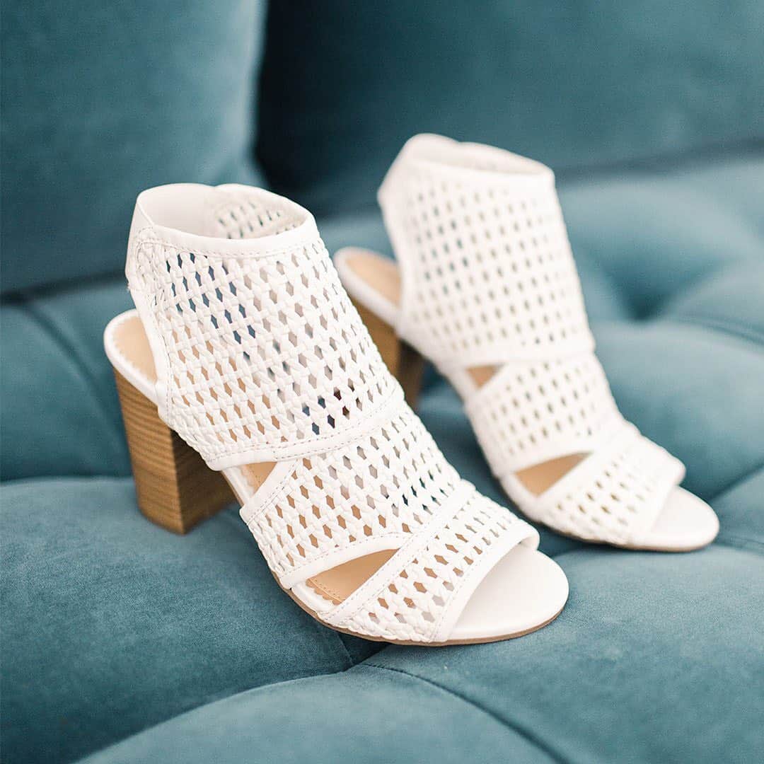 ロック&リパブリックのインスタグラム：「File these under “things you need in your life.” Tap to shop @lclaurenconrad. #tuesdayshoesday #Kohls」