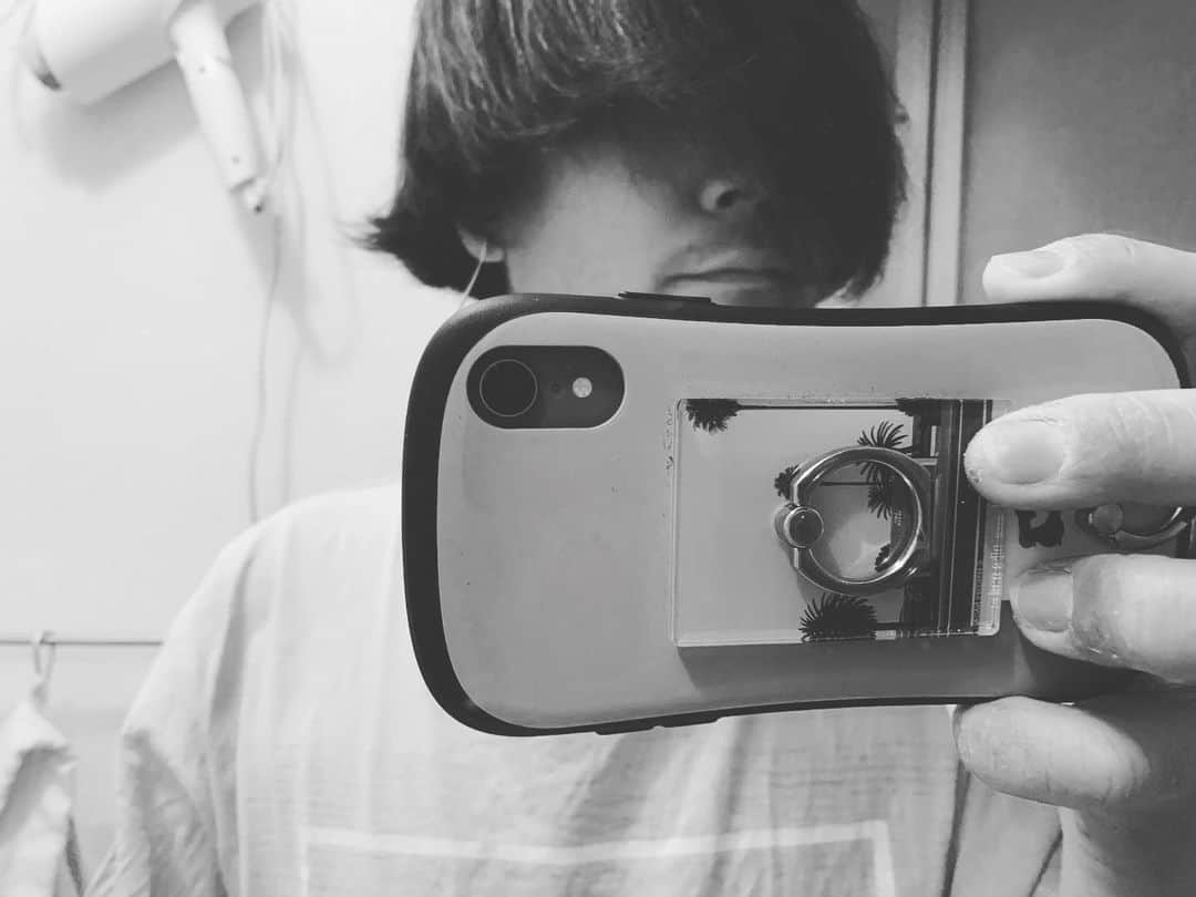 ヨシミナオヤのインスタグラム：「普段ドライヤーしないけど気がむいてしてみたら懐かしい！ 下北系ギターロックやってます。」