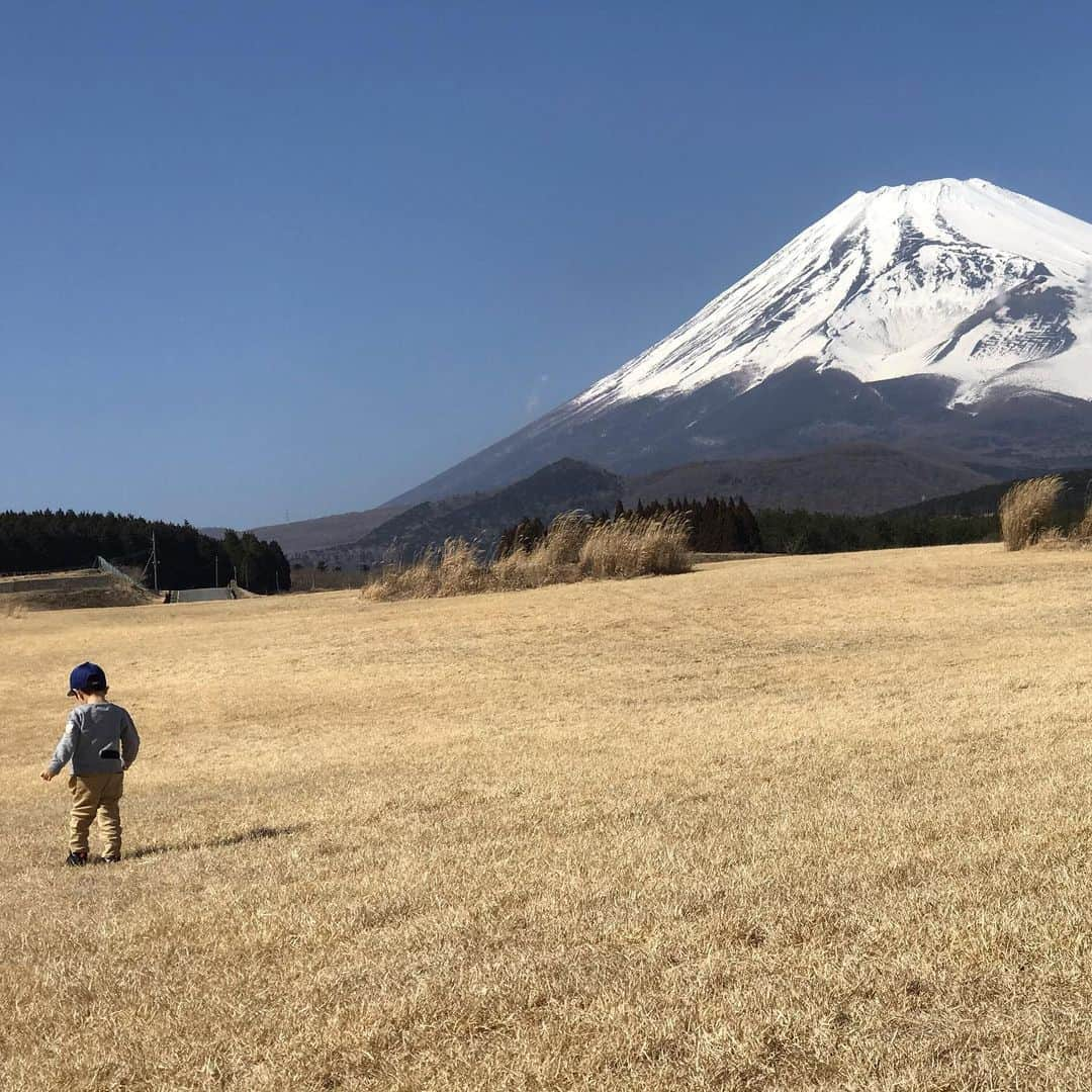 所英男さんのインスタグラム写真 - (所英男Instagram)「富士山と叶大。数うちゃ当たる殺法で写真撮りまくりました！富士山がバックだと、なんでも絵になります！^_^」2月26日 0時18分 - tokorohideo