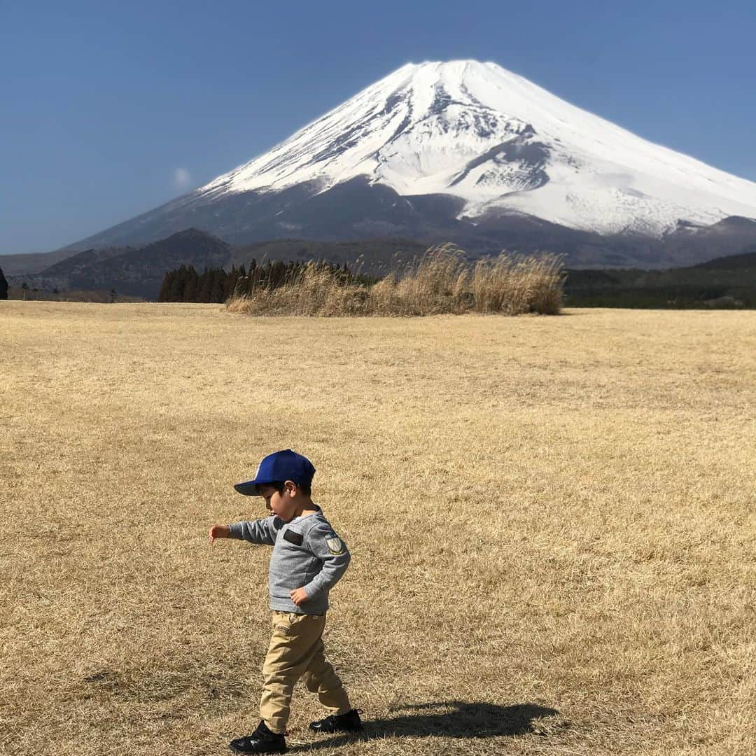 所英男さんのインスタグラム写真 - (所英男Instagram)「富士山と叶大。数うちゃ当たる殺法で写真撮りまくりました！富士山がバックだと、なんでも絵になります！^_^」2月26日 0時18分 - tokorohideo