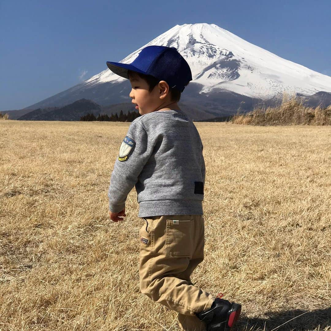 所英男さんのインスタグラム写真 - (所英男Instagram)「富士山と叶大。数うちゃ当たる殺法で写真撮りまくりました！富士山がバックだと、なんでも絵になります！^_^」2月26日 0時18分 - tokorohideo