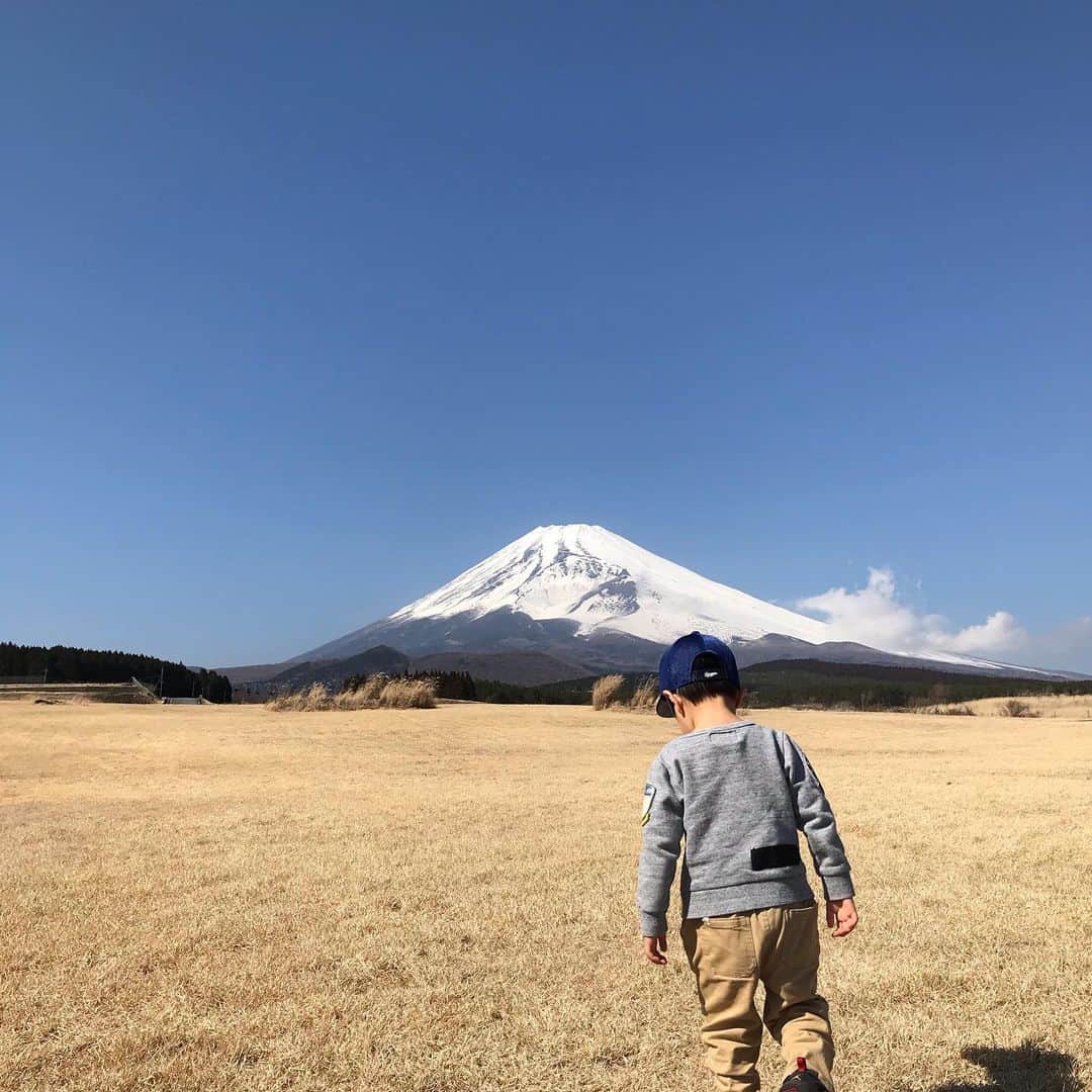 所英男さんのインスタグラム写真 - (所英男Instagram)「富士山と叶大。数うちゃ当たる殺法で写真撮りまくりました！富士山がバックだと、なんでも絵になります！^_^」2月26日 0時18分 - tokorohideo