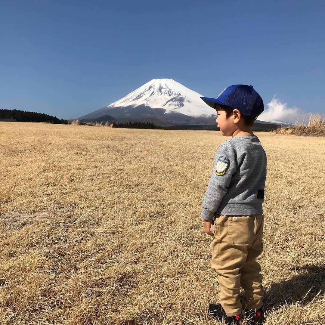 所英男さんのインスタグラム写真 - (所英男Instagram)「富士山と叶大。数うちゃ当たる殺法で写真撮りまくりました！富士山がバックだと、なんでも絵になります！^_^」2月26日 0時18分 - tokorohideo