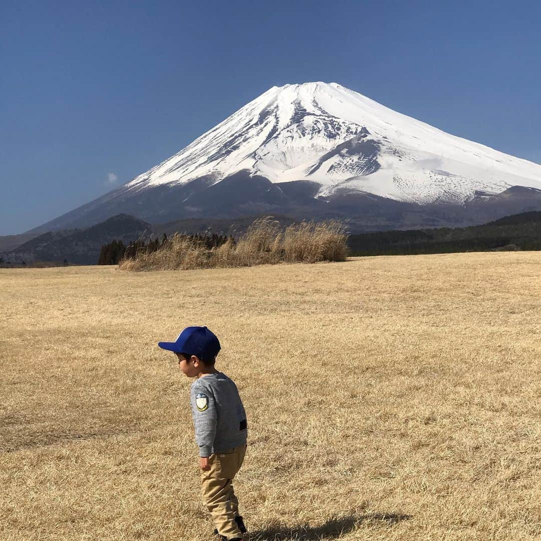 所英男さんのインスタグラム写真 - (所英男Instagram)「富士山と叶大。数うちゃ当たる殺法で写真撮りまくりました！富士山がバックだと、なんでも絵になります！^_^」2月26日 0時18分 - tokorohideo