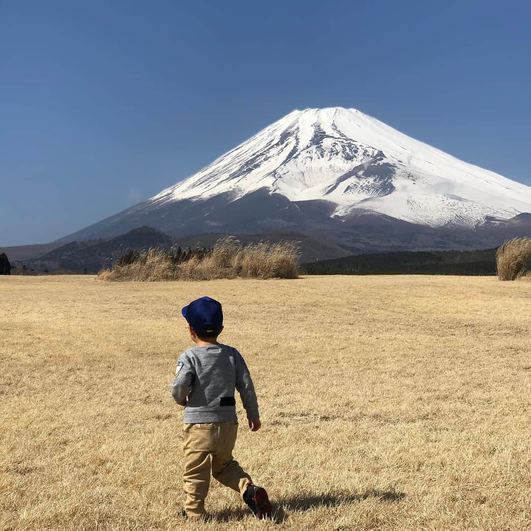 所英男さんのインスタグラム写真 - (所英男Instagram)「富士山と叶大。数うちゃ当たる殺法で写真撮りまくりました！富士山がバックだと、なんでも絵になります！^_^」2月26日 0時18分 - tokorohideo