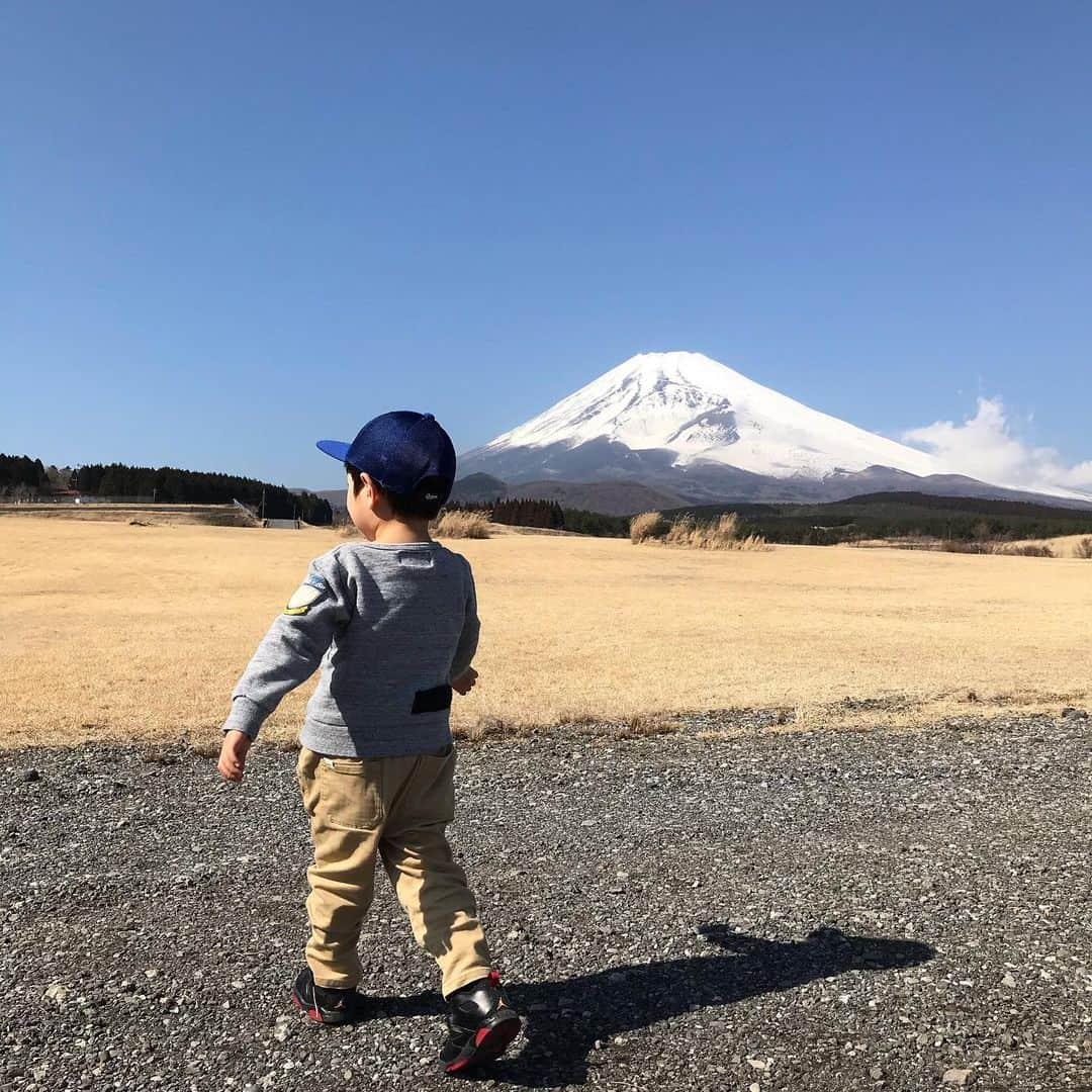 所英男さんのインスタグラム写真 - (所英男Instagram)「富士山と叶大。数うちゃ当たる殺法で写真撮りまくりました！富士山がバックだと、なんでも絵になります！^_^」2月26日 0時18分 - tokorohideo